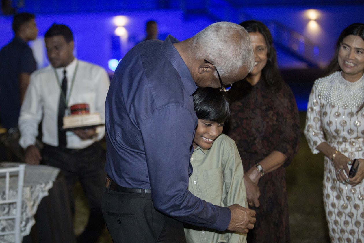 ސެޕްޓެމްބަރ 14، 2022 - މޯލްޑިވްސް ބްރޮޑްކާސްޓް އެވޯޑްސް ހަފްލާ ނިމުމަށް ފަހު ރައީސް އިބްރާހިމް މުހައްމަދު ސޯލިހު، ބްރޯޑްކާސްޓިން ކޮމިޝަންގެ ރައީސް މަރިޔަމް ވަހީދާގެ ދަރިފުޅާއެކު. -- ފޮޓޯ؛ މުހައްމަދު ޝާބިން / އަދަދު