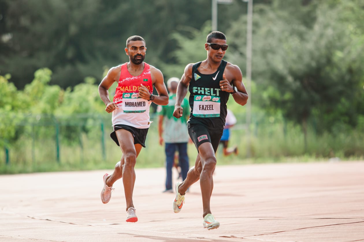 ހުޅުމާލެ (ނޮވެމްބަރު 13) - ހަފްތާ ބަންދުގައި ހުޅުމާލޭ ސިންތެޓިކް ޓްރެކުގައި ކުރިއަށްދިޔަ ހަތަރު ވަނަ ގައުމީ ގްރޯން ޕްރީގައި މި ފަހަރު ފޯރިގަަދަ ރޭސްތަކެއް ކުރިއަށްދިޔައިރު، ޒުވާން އެތުލީޓުން ވަނީ ކުރިއެރުން ހޯދާފައި: މި ފަަހަރުގެ މޮޅު އެތުލީޓުގެ މަގާމު ލިބުނީ ހުސެއިން ފަޒީލް ހާރޫން (ފްލޭޝް) އާއި މަރިޔަމް ރޫޔާ އަލީ އަށް: ފަޒީލް 3000 މީޓަރުގެ ރޭހުގެ ތެރެއިން.-- ފޮޓޯ: އަބްދުﷲ އިޔާން/ އަދަދު 
