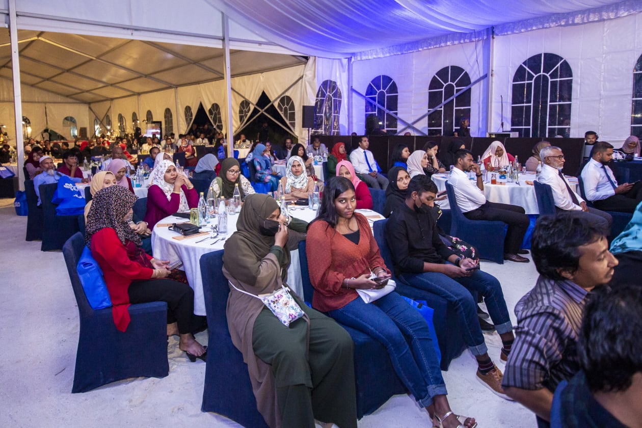 މެއި 30، 2022: އެސްޓީއޯގެ އަހަރީ އާންމު ޖަލްސާގައި އެ ކުންފުނީގެ ބައެއް ހިއްސާދާރުން ބައިވެރިވަނީ. މިދިޔަ އަހަރު ލިބުނު ފައިދާއިން ހިއްސާއަކަށް 65ރ. މަގުން 73.2 މިލިއަން ރުފިޔާ ބަހަން ވަނީ ފާސްކޮށްފައި --- ފޮޓޯ: މުހައްމަދު ޝާބިން/އަދަދު