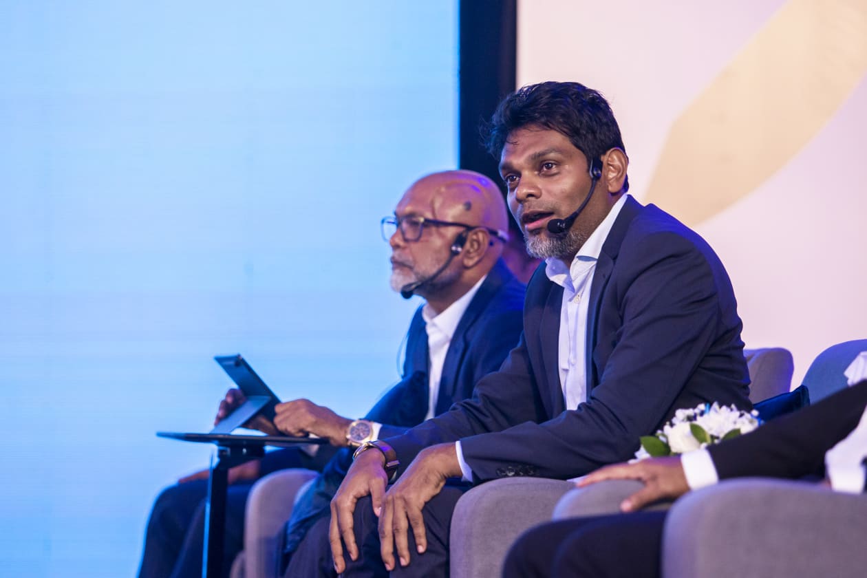 މެއި 30، 2022: އެސްޓީއޯގެ އަހަރީ އާންމު ޖަލްސާގައި އެ ކުންފުނީގެ ސީއީއޯ އަދި އެމްޑީ ހުސައިން އަމްރު ވާހަކަ ދައްކަވަނީ. މުޅި އަހަރުގެ ތެރޭގައި އެ ކުންފުނީގެ ސަބްސިޑަރީ ހިމެނޭގޮތަށް އެސްޓީއޯ ގްރޫޕަށް 11.2 ބިލިއަން ރުފިޔާގެ އާމްދަނީއެއް މިދިޔަ އަހަރު ލިބުނު --- ފޮޓޯ: މުހައްމަދު ޝާބިން/އަދަދު