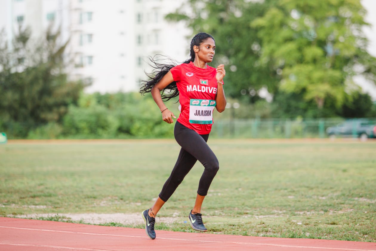 ހުޅުމާލެ (ނޮވެމްބަރު 13) - ހަފްތާ ބަންދުގައި ހުޅުމާލޭ ސިންތެޓިކް ޓްރެކުގައި ކުރިއަށްދިޔަ ހަތަރު ވަނަ ގައުމީ ގްރޯން ޕްރީގައި މި ފަހަރު ފޯރިގަަދަ ރޭސްތަކެއް ކުރިއަށްދިޔައިރު، ޒުވާން އެތުލީޓުން ވަނީ ކުރިއެރުން ހޯދާފައި: މި ފަަހަރުގެ މޮޅު އެތުލީޓުގެ މަގާމު ލިބުނީ ހުސެއިން ފަޒީލް ހާރޫން (ފްލޭޝް) އާއި މަރިޔަމް ރޫޔާ އަލީ އަށް: ޖާއިޝާ ރޭހެއްގެ ތެރެއިން ދުވަނީ: އޭނާ ވަނީ މި ފަހަރުގެ ގްރޯން ޕްރީގައި ވެސް ދެ ރަން މެޑަލް ހޯދާފައި.-- ފޮޓޯ: އަބްދުﷲ އިޔާން/ އަދަދު 