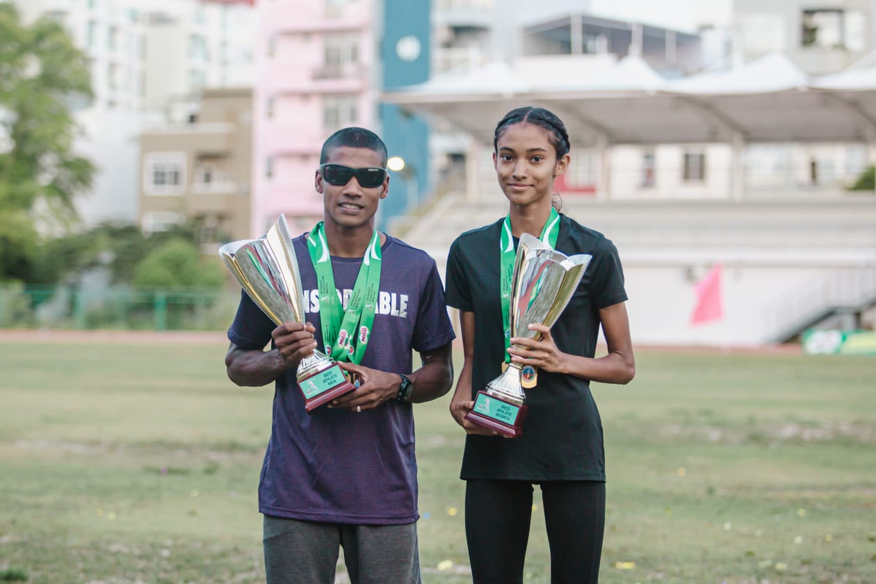 ހުޅުމާލެ (ނޮވެމްބަރު 13) - ހަފްތާ ބަންދުގައި ހުޅުމާލޭ ސިންތެޓިކް ޓްރެކުގައި ކުރިއަށްދިޔަ ހަތަރު ވަނަ ގައުމީ ގްރޯން ޕްރީގައި މި ފަހަރު ފޯރިގަަދަ ރޭސްތަކެއް ކުރިއަށްދިޔައިރު، ޒުވާން އެތުލީޓުން ވަނީ ކުރިއެރުން ހޯދާފައި: މި ފަަހަރުގެ މޮޅު އެތުލީޓުގެ މަގާމު ލިބުނު ހުސެއިން ފަޒީލް ހާރޫން (ފްލޭޝް) އާއި މަރިޔަމް ރޫޔާ އަލީ ޓްރޮފީ ހިފައިގެން.-- ފޮޓޯ: އަބްދުﷲ އިޔާން/ އަދަދު 