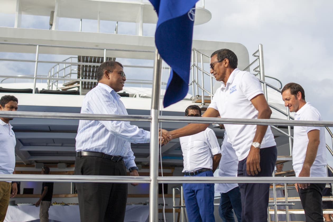 ސެޕްޓެމްބަރ 20، 2022 - ނޯ ޕްލާސްޓިކް މޯލްޑިވްސް ލޯންޗު ކުރުމުގެ ހަފްލާގެ ތެރެއިން. މި ހަފްލާ ބާއްވާފައިވަނީ ރާއްޖޭގެ އެންމެ ބޮޑު ސަފާރީ ރިޓްރެލާ ގައި. މި ހަފްލާގައި ޓޫރިޒަމް މިނިސްޓަރ މައުސޫމް އަދި މޯލްޑިވިއާނާ ގްރޫޕްގެ ޗެއާމަން އާތުރ ވަނީ ވާހަކަ ދައްކަވާފައި --- ފޮޓޯ؛ މުހައްމަދު ޝާބިން / އަދަދު