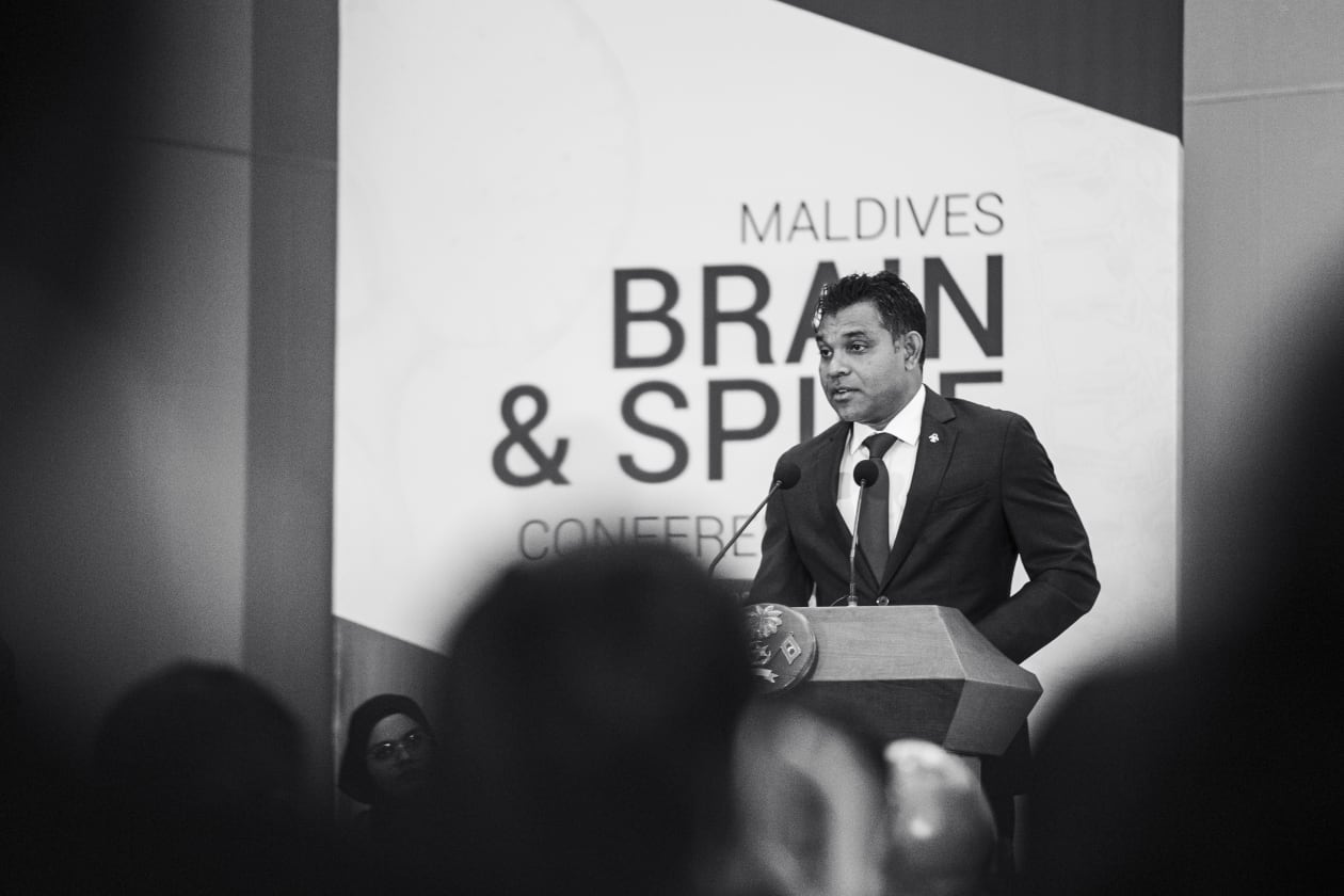 ސެޕްޓެމްބަރ 21، 2022 - އޭޑީކޭ އިން އިންތިޒާމކޮށްގެން ބާއްވާ 'މޯލްޑިވްސް ބްރެއިން އެންޑް ސްޕައިން ކޮންފަރެންސް' ހުޅުވުމުގެ ރަސްމިއްޔާތުގެ ތެރެއިން. މި ރަސްމިއްޔާތުގައި ނައިބު ރައީސް ފައިސަލް ނަސީމް، އޭޑީކޭ ގެ ޗެއާމަން އަހުމަދު ނާޝިދު ވަނީ ބައިވެރިވެފައެވެ. އަދި އެކި ގައުމުތަކުގެ ގިނަ ޑޮކްޓަރުންވެސް ވަނީ މި ކޮންފަރެންސްގައި ބައިވެރިވެފަ އެވެ. ކޮންފަރެންސް ހުޅުވުމުގެ ރަސްމިއްޔާތުގައި އެކި ގޮތްގޮތުން އޭޑީކޭއަށް އެހީތެރިވި ބައެއް ފަރާތްތަކަށް ވަނީ އަގުވަޒަންކުރުމުގެ ގޮތުން އެވޯޑް ދީފަ އެވެ --- ފޮޓޯ؛ މުހައްމަދު ޝާބިން / އަދަދު 