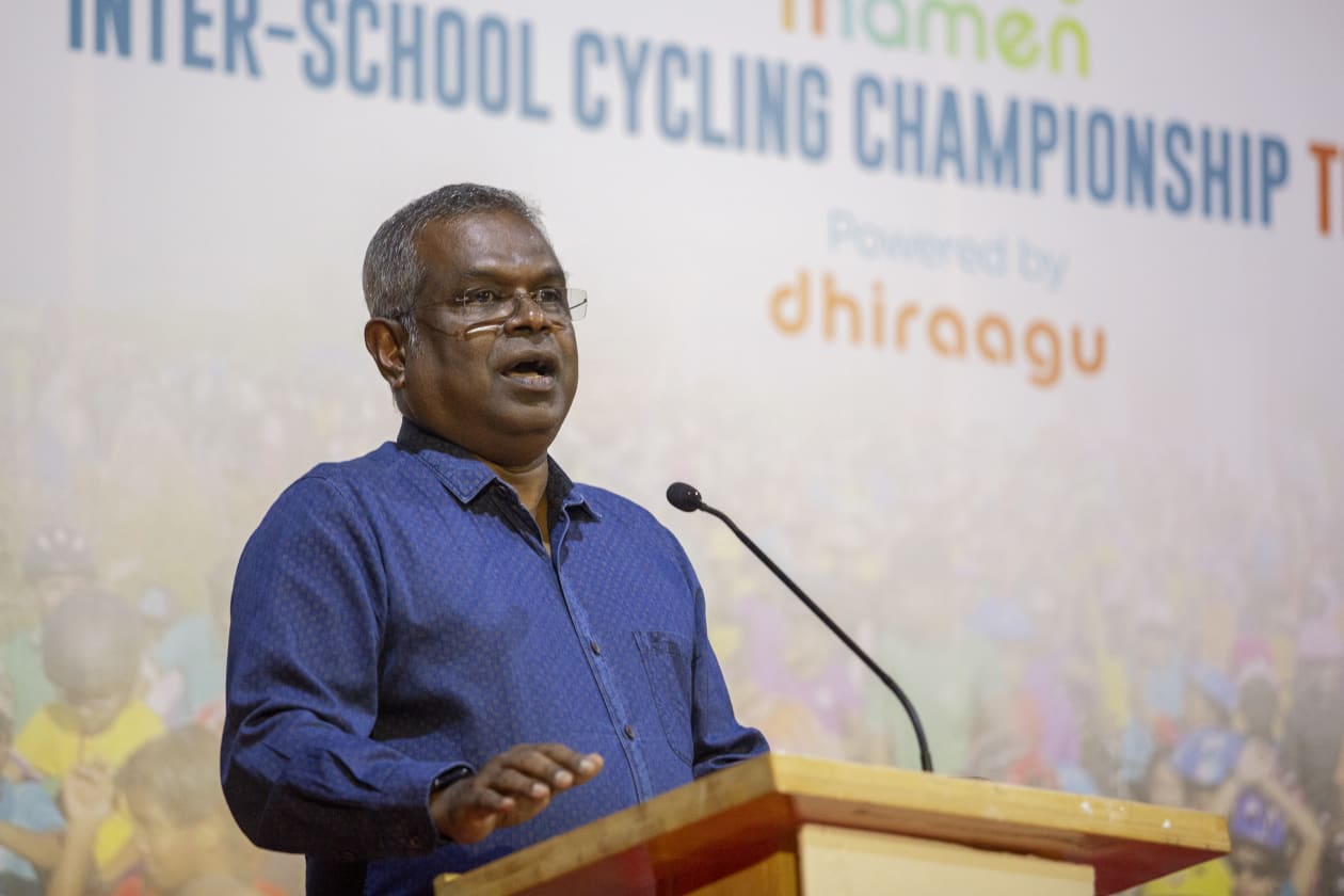 ސެޕްޓެމްބަރ 21، 2022 - ރާއްޖޭގައި ބާއްވާ އެންމެ ބޮޑު ސައިކްލިން ހަރަކާތުގެ ގޮތުގައި ފާހަގަވެފައިވާ މަމެން" އިންޓަ ސްކޫލް ސައިކްލިން ޗެމްޕިއަންޝިޕް ގައި ފަސް އުމުރުފުރާ އަކުން ކުދިން ވަނީ ބައިވެރިވެފަ އެވެ. އެއީ 11 އަހަރުން ދަށާއި، 13 އަހަރުން ދަށާއި، 15 އަހަރުން ދަށާއި، 17 އަހަރުން ދަށް އަދި 19 އަހަރުން ދަށެވެ. މުބާރާތުގައި ޖަހާފައިވަނީ 200 މީޓަރު ރޭސްތަކާއި 200 މީޓަރު ރޭސްތަކެކެވެ. --- ފޮޓޯ؛ މުހައްމަދު ޝާބިން / އަދަދު