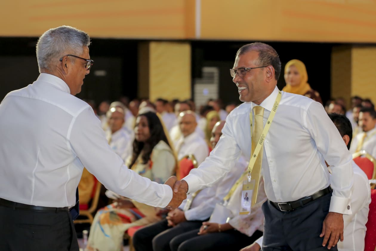 އޯގަސްޓް 19، 2022 - އެމްޑީޕީގެ ހަތަރު ވަނަ ކޮންގްރެސް ފެށުމުގެ ރަސްމިއްޔާތުގައި އެ ޕާޓީގެ ރައީސް އާއި ޕާޓީގެ ކުރީގެ ޗެއާޕާސަން މޫސާ މަނިކު ސަލާމް ކުރައްވަނީ--- ފޮޓޯ؛ މުހައްމަދު ޝާބިން / އަދަދު