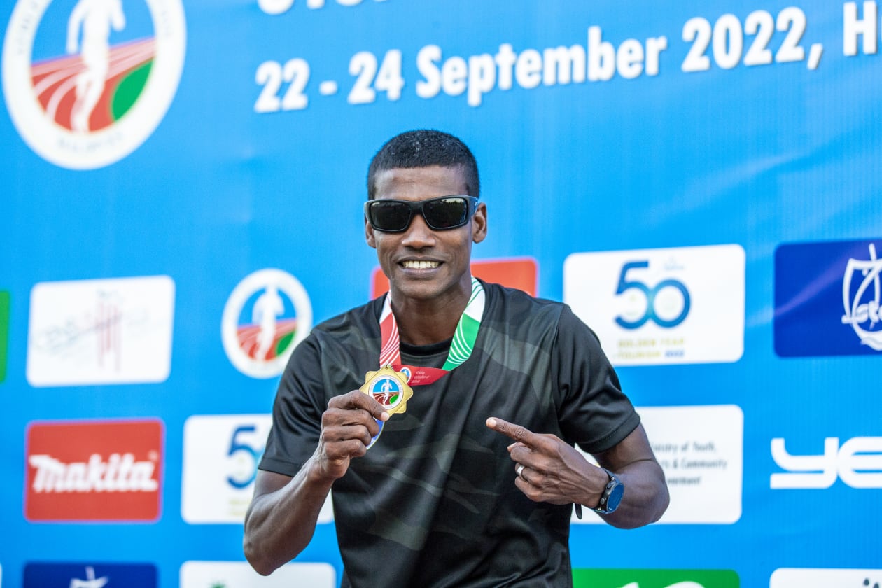ސެޕްޓެމްބަރ 24، 2022 - އެތުލެޓިކްސް އެސޯސިއޭޝަންގެ އަހަރީ ކަލަންޑަރުގެ އެންމެ މުހިންމު މުބާރާތުގެ ފަހު އިވެންޓުތައް ނިންމާލުމަށްފަހު މުބާރާތުގެ ވަނަތައް ވަނީ ހޮވާފައި: މި ފަހަރުގެ މުބާރާތުގެ އެންމެ މޮޅު އަންހެން އެތުލީޓަކީ ޖާއިޝާ ޖުނީޒް އަދި އެންމެ މޮޅު ފިރިހެން އެތުލީޓަކީ ހަސަން ސާއިދު: ފަޒީލް ވަނީ މި ފަހަރުގެ ދިގު ދުވުންތަކުގައި ވެސް ތަފާތު ދައްކާފައި.-- ފޮޓޯ؛ މުހައްމަދު ޝާބިން / އަދަދު
