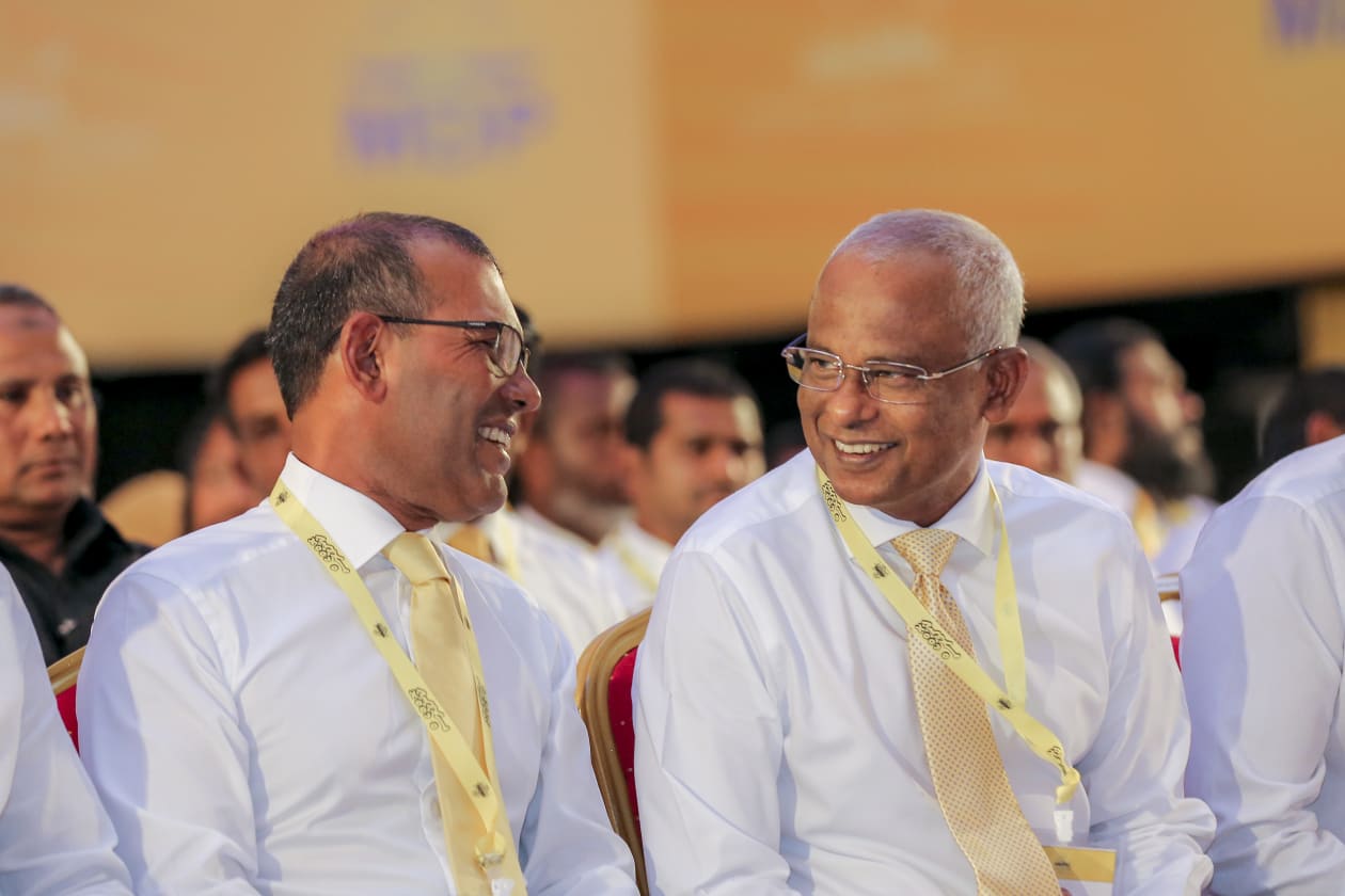 އޯގަސްޓް 19، 2022 - ކޮންގްރެސް ފެށުމުގެ ޖަލްސާގެ މާލަމުގައި ތިއްބެވި އިރު، އެމްޑީޕީގެ އެންމެ އިސް ލީޑަރު ސޯލިހު އާއި ޕާޓީގެ ރައީސް ނަޝީދު ވާހަކަ ދައްކަވަނީ. --- ފޮޓޯ؛ މުހައްމަދު ޝާބިން / އަދަދު