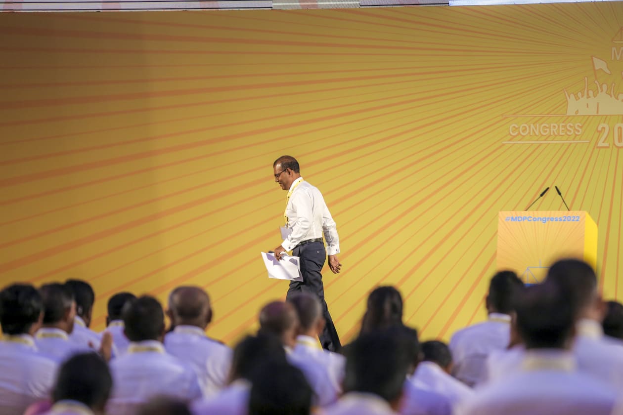 އޯގަސްޓް 19، 2022 - އެމްޑީޕީގެ ހަތަރު ވަނަ ކޮންގްރެސް ފެށުމުގެ ރަސްމިއްޔާތުގައި ނަޝީދު ވާހަކަ ދެއްކެވުމަށް ފަހުން ސްޓޭޖުން ފައިބައި ވަޑައިގަންނަވަނީ. -- ފޮޓޯ؛ މުހައްމަދު ޝާބިން / އަދަދު