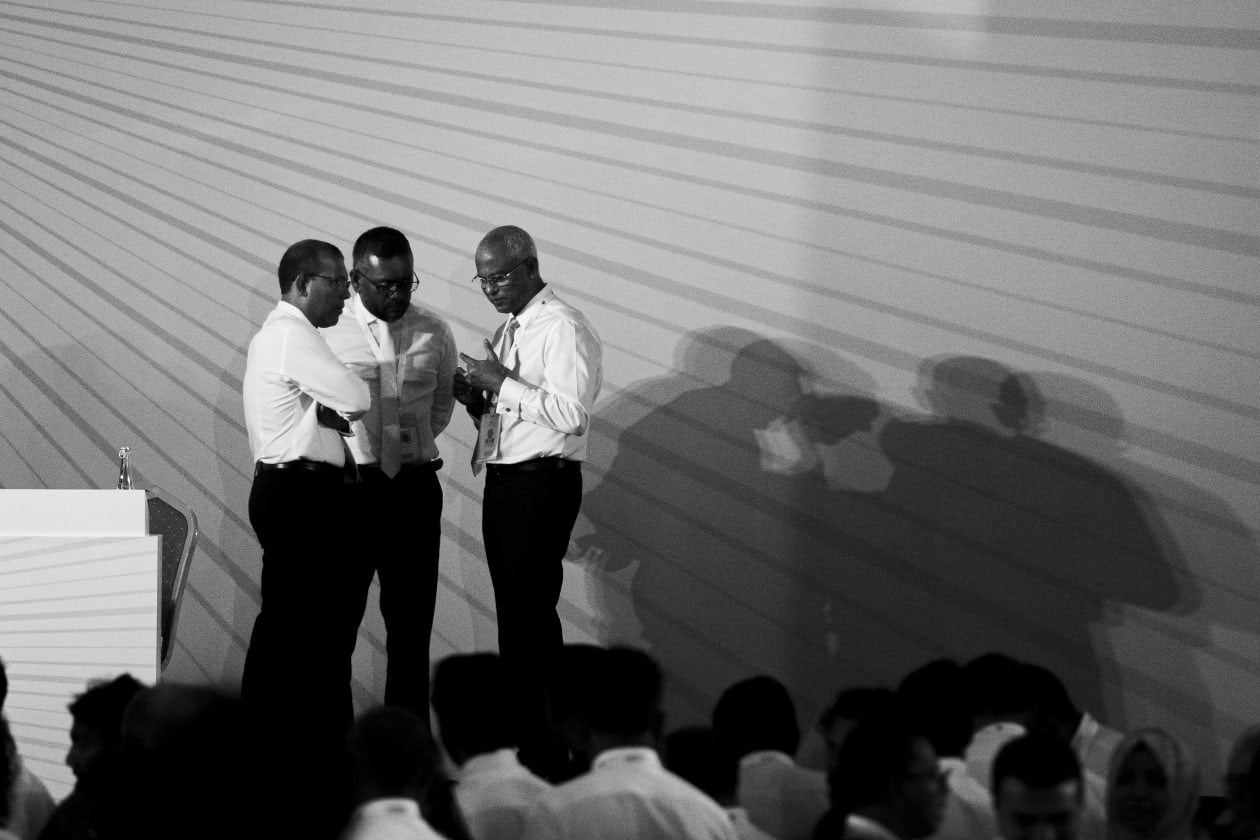 އޮގަސްޓް 22، 2022 - އެމްޑީޕީގެ 4 ވަނަ ކޮންގްރެސްގެ ތެރެއިން. ކޮންގްރެސްގެ ދެވަނަ ދުވަހު ވޯޓު ގަޑީގައި ރައީސް ސޯލިހް، ރައީސް ނަޝީދު އަދި ޗެއާޕާސަން ފައްޔާޒް ކުރެއްވި މަޝްވަރާގެ ތެރެއިން. މި މަޝްވަރާއަށް ފަހު ރައީސް ސޯލިހާއި ސުވާލުކުރުމުން ވަނީ މައްސަލައަށް ހައްލެއް ލިބިއްޖެ ކަމަށް ވިދާޅުވެފައި --- އިޔާން / އަދަދު 
