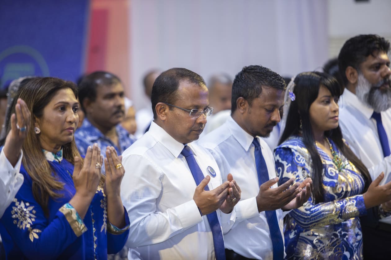 އެމްއެންޕީގެ ކޮންގްރެސްގައި އެ ޕާޓީގެ ދާއިމީ ލީޑާޝިޕާއި އަސާސީ ގަވާއިދު އެކުލަވާލުމާއި ކުރިއަށް އޮތް ފަސް އަހަރު ޕާޓީގެ ސިޔާސަތުތައް ވަނީ އެކުލަވަާލާފައެވެ. އެމްއެންޕީގެ ރިޔާސީ ޓިކެޓަށް ވެސް ޝައުގުވެރިކަން ފާޅުކުރައްވާފައިވާ ނާޒިމް ވަނީ އަންނަ އަހަރު ބާއްވާ ރިޔާސީ އިންތިހާބުގައި ވާދަކުރުމަށް ނިންމާފައިވާ ނިންމުން ތަކުރާރުކޮށް ވިދާޅުވެފަ އެވެ. -- ފޮޓޯ؛ މުހައްމަދު ޝާބިން / އަދަދު
