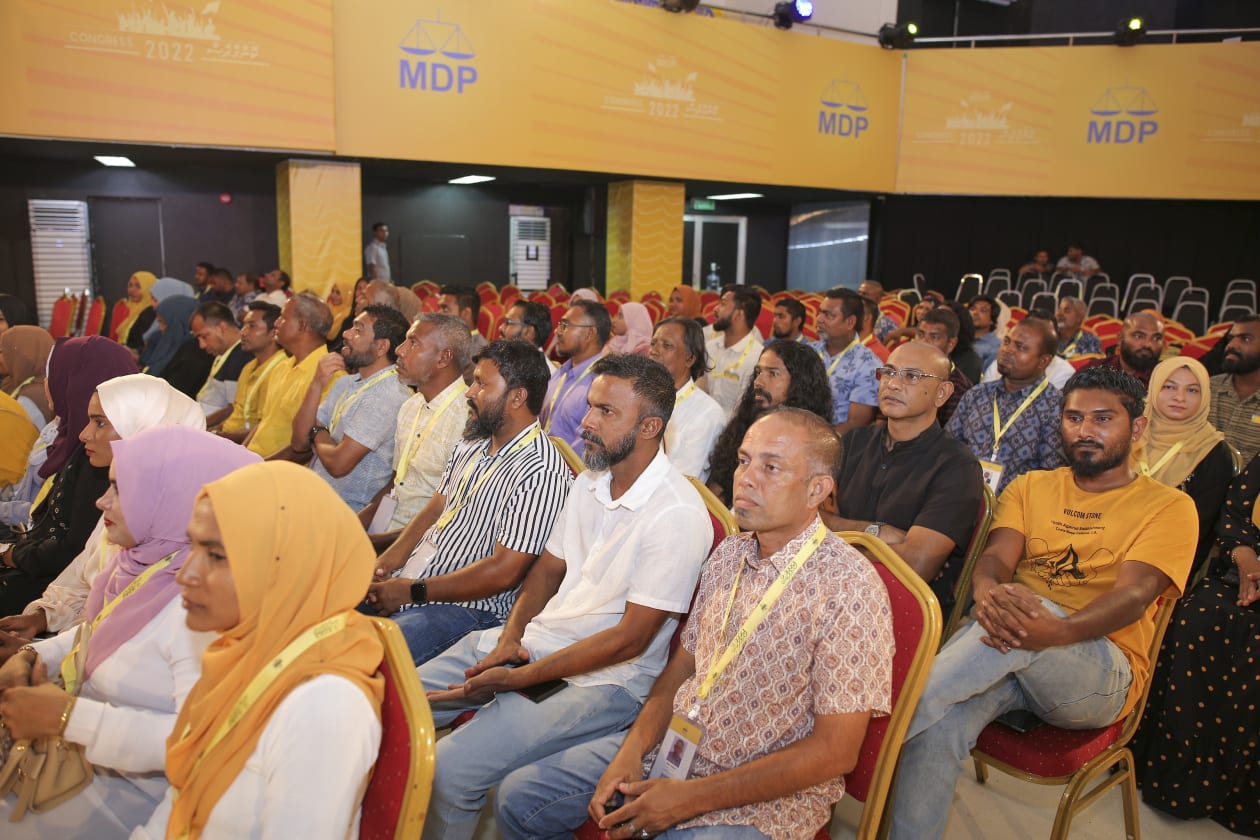 އޮގަސްޓް 22، 2022 - އެމްޑީޕީގެ 4 ވަނަ ކޮންގްރެސްގެ ތެރެއިން. ކޮންގްރެސް ނިންމުމުގެ ރަސްމިއްޔާތުގައި ކޮންގްރެސްމަނުން ބައިވެރިވަނީ --- ފޮޓޯ؛ މުހައްމަދު ޝާބިން | އަދަދު