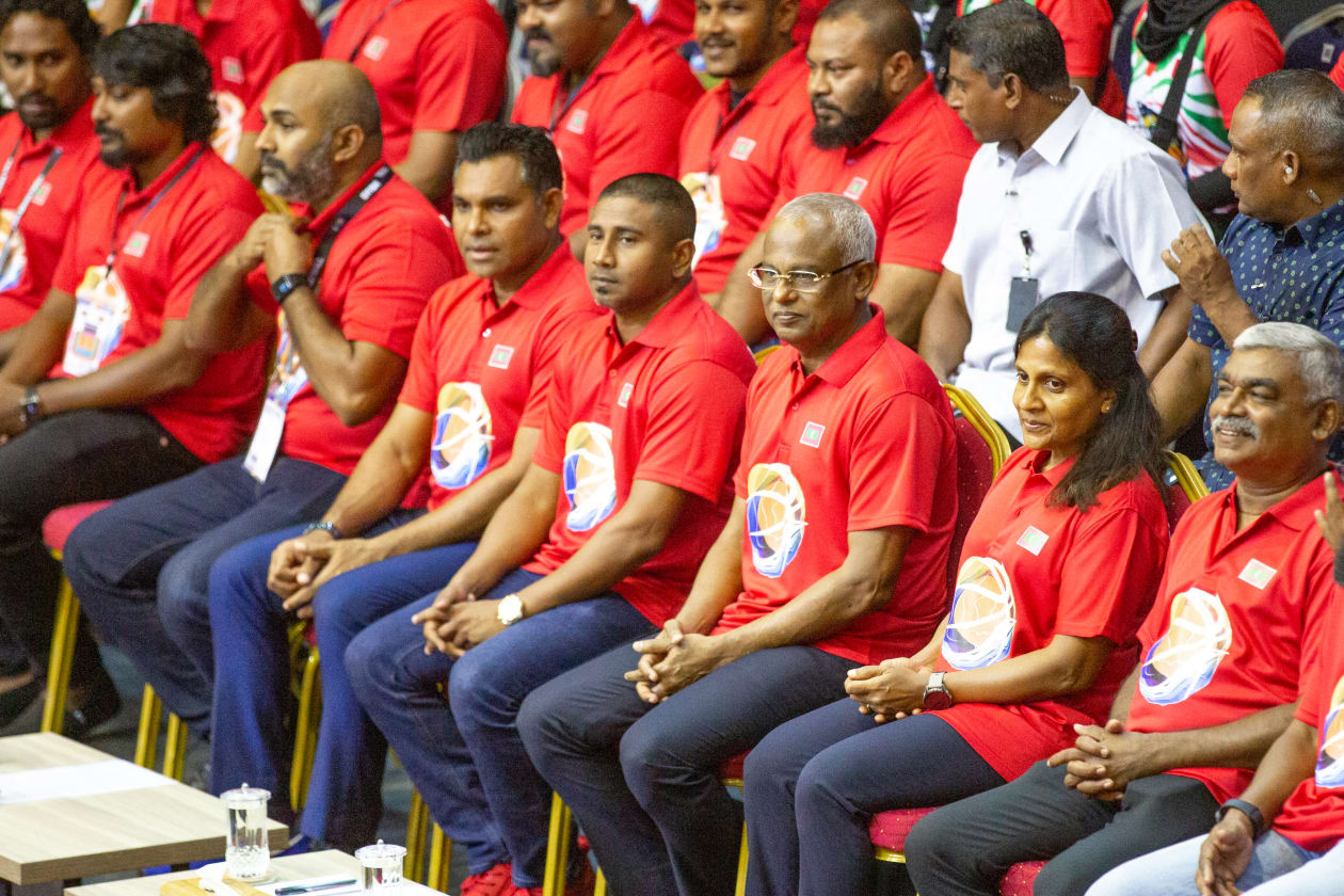 ސެޕްޓެމްބަރ 25، 2022 - އެންމެ ފަހުން ބޭއްވި ސާބާ ވިމެންސް ޗެމްޕިއަންޝިޕާއި ސައުތު އޭޝިއަން ގޭމްސްގެ ރިހި މެޑަލް ހޯދި ނޭޕާލް އަތުން ރޭ ރާއްޖެ އިން ވަނީ ބަދަލު ހިފައި އަމިއްލަ ގައުމުގައި ތާރީހީ މޮޅެއް ހޯދާފައި: ރާއްޖޭން ނޭޕާލް ބަލިކުރީ ހަތަރު ޕޮއިންޓުގެ ލީޑަކާ އެކު 51-47 ޕޮއިންޓުން: ރޭގެ މެޗަށް ރައީސުލްޖުމްހޫރިއްޔާ އިބްރާހިމް މުހައްމަދު ސޯލިހު އާއި އަނބިކަނބަލުން ފަޒްނާ އަހުމަދުގެ އިތުރުން ކުޅިވަރު އެސޯސިއޭޝަންތަކުގެ ރައީސުންނާއި ކުޅިވަރުގެ އިސް ހިންގުންތެރިން ވަނީ ވަޑައިގެންފައި. --- ފޮޓޯ: އަބްދުﷲ އިޔާން/ އަދަދު 