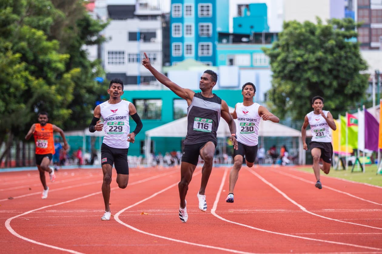 މާލެ - (އޮގަސްޓް 25) - ކުޅިވަރު އެކުވެނި ސިންތެޓިކް ޓްރެކުގައި އިއްޔެ މައިލޯ އެތުލެޓިކްސް އެސޯސިއޭޝަން ޗެމްޕިއަންޝިޕް ފެށިގެންދިޔައިރު، ފުރަތަމަ ދުވަހު ވެސް ވާދަވެރި ގިނަ ރޭސްތަކެއް ވަނީ ފެނިގެން ގޮސްފައި: އެސޯސިއޭޝަން ޗެމްޕިއަންޝިޕް ތިން ދުވަހުގެ މުއްދަތަށް ކުރިއަށްދާއިރު، ވާދަވެރި ރޭސްތަކެއް ފެނުމުގެ ފުރުސަތު ބޮޑު: ފިރިހެނުންގެ 100 މީޓަރު ދުވުމުގެ ރޭސް ނިންމި ވަގުތު ސާއިދު އުފާފާޅުކުރަނީ.--- ފޮޓޯ: އަބްދުﷲ އިޔާން/ އަދަދު