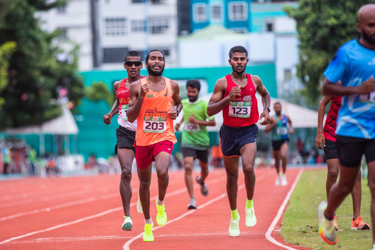މާލެ - (އޮގަސްޓް 25) - ކުޅިވަރު އެކުވެނި ސިންތެޓިކް ޓްރެކުގައި އިއްޔެ މައިލޯ އެތުލެޓިކްސް އެސޯސިއޭޝަން ޗެމްޕިއަންޝިޕް ފެށިގެންދިޔައިރު، ފުރަތަމަ ދުވަހު ވެސް ވާދަވެރި ގިނަ ރޭސްތަކެއް ވަނީ ފެނިގެން ގޮސްފައި: އެސޯސިއޭޝަން ޗެމްޕިއަންޝިޕް ތިން ދުވަހުގެ މުއްދަތަށް ކުރިއަށްދާއިރު، ވާދަވެރި ރޭސްތަކެއް ފެނުމުގެ ފުރުސަތު ބޮޑު: ފިރިހެނުންގެ 5000 މީޓަރުގެ ރޭހުގެ ތެރެއިން.--- ފޮޓޯ: އަބްދުﷲ އިޔާން/ އަދަދު