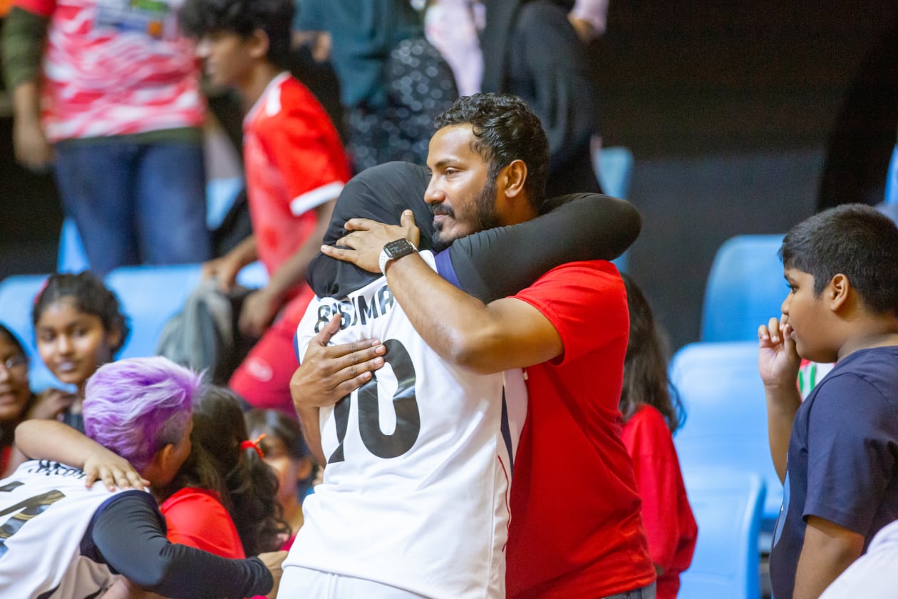 ސެޕްޓެމްބަރ 25، 2022 - އެންމެ ފަހުން ބޭއްވި ސާބާ ވިމެންސް ޗެމްޕިއަންޝިޕާއި ސައުތު އޭޝިއަން ގޭމްސްގެ ރިހި މެޑަލް ހޯދި ނޭޕާލް އަތުން ރޭ ރާއްޖެ އިން ވަނީ ބަދަލު ހިފައި އަމިއްލަ ގައުމުގައި ތާރީހީ މޮޅެއް ހޯދާފައި: ރާއްޖޭން ނޭޕާލް ބަލިކުރީ ހަތަރު ޕޮއިންޓުގެ ލީޑަކާ އެކު 51-47 ޕޮއިންޓުން: ރާއްޖެ ޓީމުގެ ރިޝްމާ އާއި އޭނާގެ ފިރިމީހާ ގައުމީ ފިރިހެން ޓީމުގެ ކުރީގެ ކެޕްޓަން ޒިލާލް. --- ފޮޓޯ: އަބްދުﷲ އިޔާން/ އަދަދު 