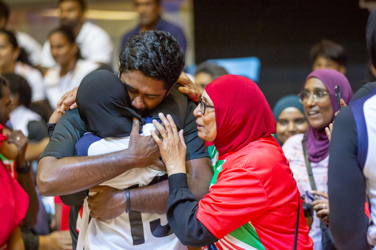 ސެޕްޓެމްބަރ 25، 2022 - އެންމެ ފަހުން ބޭއްވި ސާބާ ވިމެންސް ޗެމްޕިއަންޝިޕާއި ސައުތު އޭޝިއަން ގޭމްސްގެ ރިހި މެޑަލް ހޯދި ނޭޕާލް އަތުން ރޭ ރާއްޖެ އިން ވަނީ ބަދަލު ހިފައި އަމިއްލަ ގައުމުގައި ތާރީހީ މޮޅެއް ހޯދާފައި: ރާއްޖޭން ނޭޕާލް ބަލިކުރީ ހަތަރު ޕޮއިންޓުގެ ލީޑަކާ އެކު 51-47 ޕޮއިންޓުން: ރޭގެ މެޗަށް ފަހު އިއްކޮ އާއި އޭނާގެ އާއިލާ މެމްބަރުން. --- ފޮޓޯ: އަބްދުﷲ އިޔާން/ އަދަދު 
