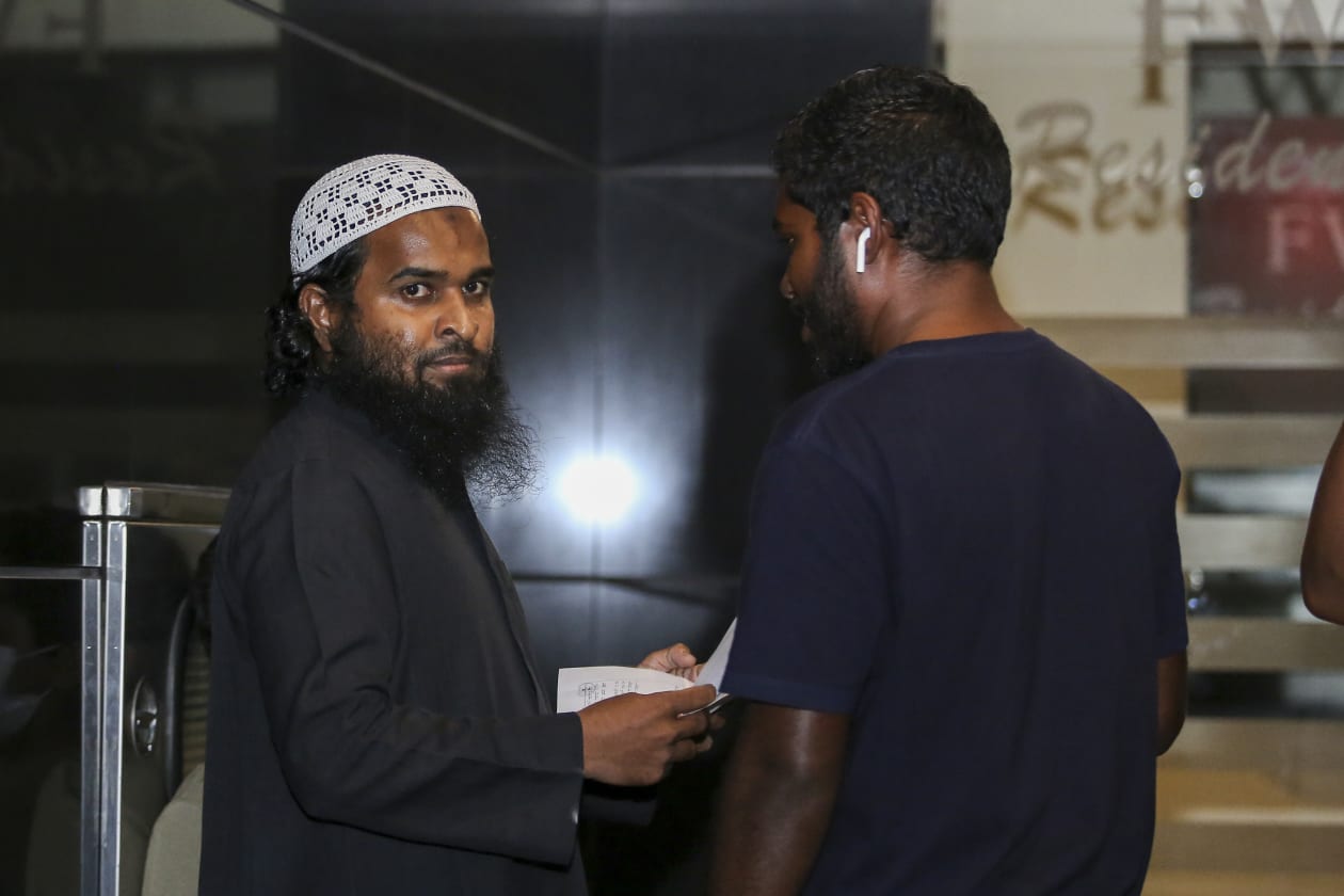 ޖޫން 22، 2022 - ބައިނަލްއަގްވާމީ ޔޯގާ ދުވަސް ފާހަގަކުރުމަށް ގަލޮޅު ދަނޑުގައި ބޭއްވި ހަރަކާތް ހުއްޓުވައި، ތަންތަނަށް ގެއްލުންދީ މީހުންނަށް އަނިޔާކުރި މައްސަލައިގައި ފުލުހުން ހިންގި ބޮޑު އޮޕަރޭޝަންގެ ތެރެއިން. ޝެއިޙް ނިޝާން ދިރިއުޅުއްވާ ގެ ކައިރިން ހައްޔަރު ކުރަނީ --- މުހައްމަދު ޝާބިން / އަދަދު 
