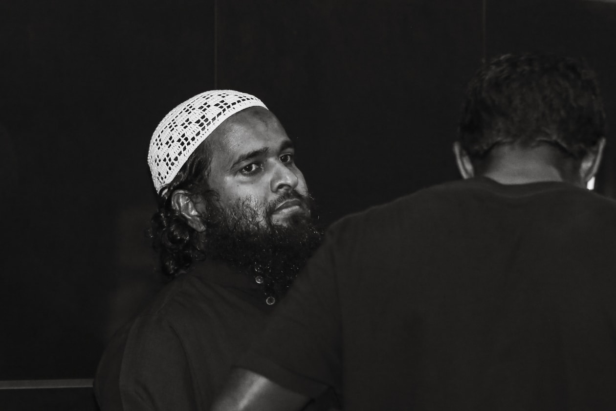 ޖޫން 22، 2022 - ބައިނަލްއަގްވާމީ ޔޯގާ ދުވަސް ފާހަގަކުރުމަށް ގަލޮޅު ދަނޑުގައި ބޭއްވި ހަރަކާތް ހުއްޓުވައި، ތަންތަނަށް ގެއްލުންދީ މީހުންނަށް އަނިޔާކުރި މައްސަލައިގައި ފުލުހުން ހިންގި ބޮޑު އޮޕަރޭޝަންގެ ތެރެއިން. ޝެއިޙް ނިޝާން ދިރިއުޅުއްވާ ގެ ކައިރިން ހައްޔަރު ކުރަނީ --- މުހައްމަދު ޝާބިން / އަދަދު 
