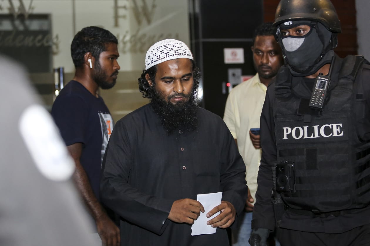 ޖޫން 22، 2022 - ބައިނަލްއަގްވާމީ ޔޯގާ ދުވަސް ފާހަގަކުރުމަށް ގަލޮޅު ދަނޑުގައި ބޭއްވި ހަރަކާތް ހުއްޓުވައި، ތަންތަނަށް ގެއްލުންދީ މީހުންނަށް އަނިޔާކުރި މައްސަލައިގައި ފުލުހުން ހިންގި ބޮޑު އޮޕަރޭޝަންގެ ތެރެއިން. ޝެއިޙް ނިޝާން ދިރިއުޅުއްވާ ގެ ކައިރިން ހައްޔަރު ކުރަނީ --- މުހައްމަދު ޝާބިން / އަދަދު 