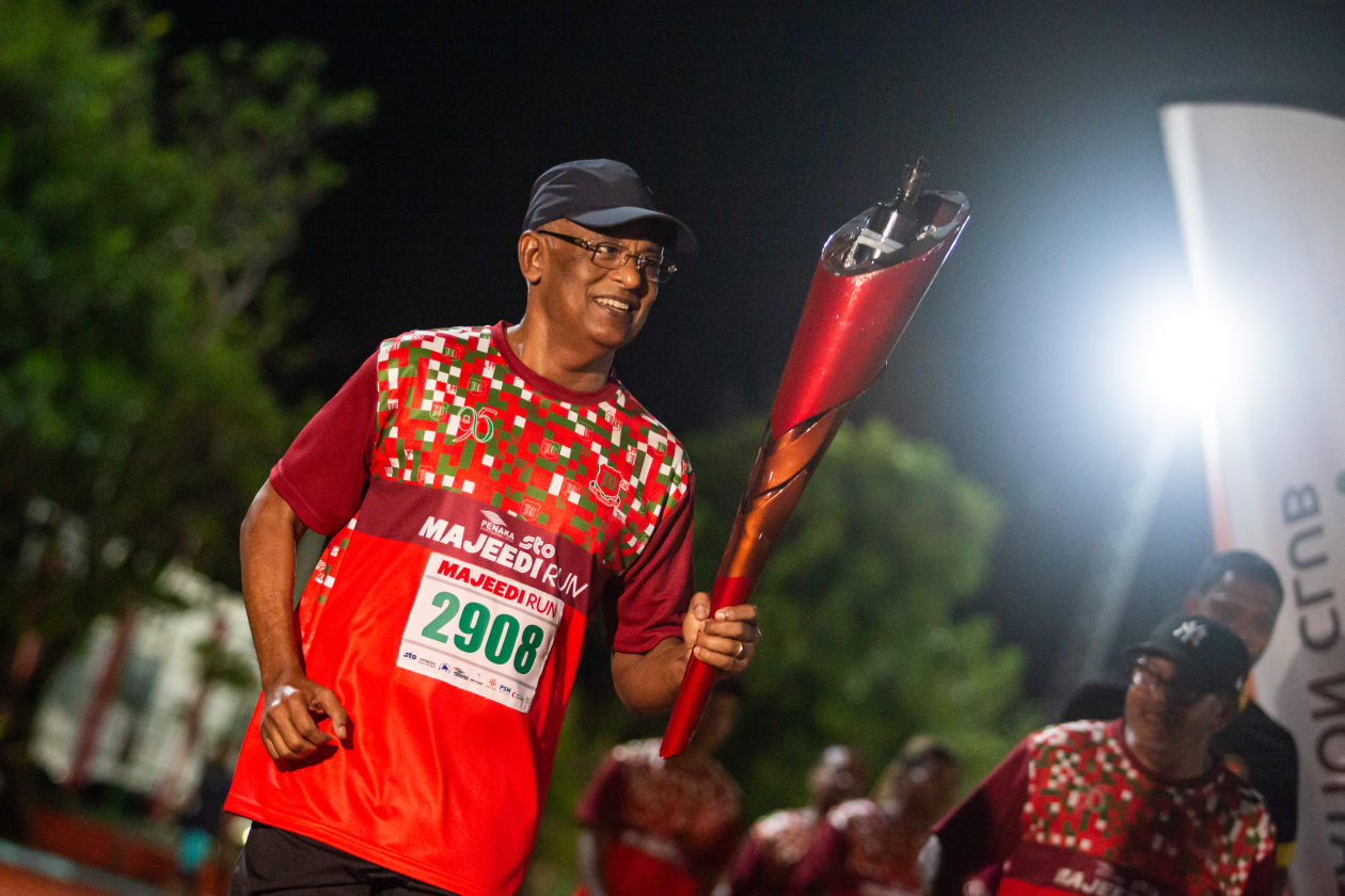 މެއި 17، 2022: މަޖީދިއްޔާ ސްކޫލްގެ ކެޕްޓަން މަޖީދީ ރަންގެ ދަންމަރު ރައީސް އިބްރާހިމް މުހައްމަދު ސޯލިހު އަށް އަރުވަނީ. ރާއްޖޭގެ ރައީސްކަން ކުރެއްވި ގިނަ ބޭފުޅުން ތައުލީމު ހާސިލުކުރީ މަޖީދިއްޔާ އިން --- ފޮޓޯ: އަބްދުﷲ އިޔާން/އަދަދު