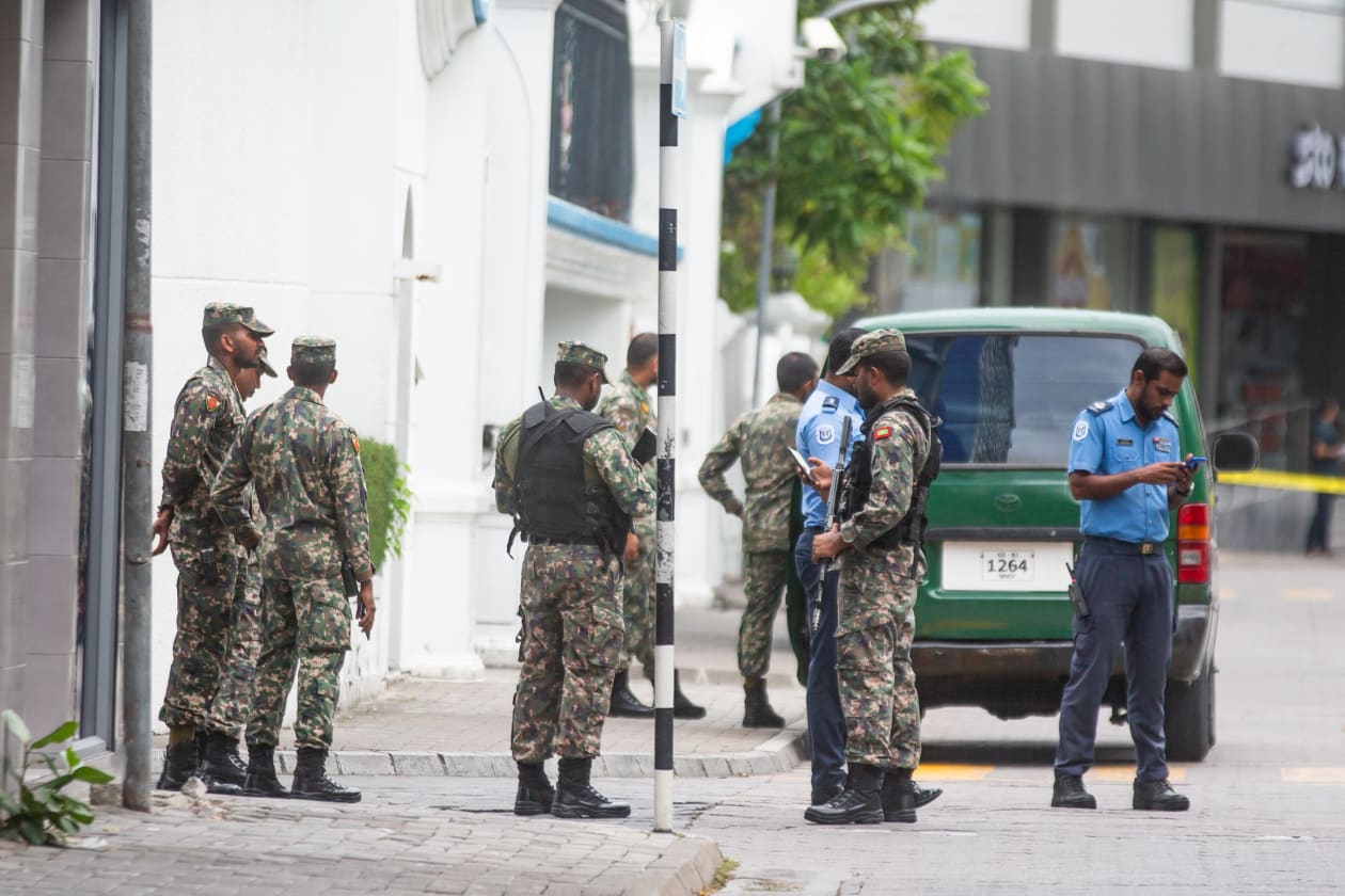 ޖުލައި 8، 2022 - މާލޭގެ ދެ ތަނެއްގައި ގޮތްނޭގޭ އެއްޗެއް އޮތްކަމަށް މީހަކު ރިޕޯޓްކުރުމުން ފުލުހުންނާއި ސިފައިން އެ ދެ ތަނުގައި ހަރަކާތްތެރި ވަނީ. ސުޕްރީމް ކޯޓު ސަރަހައްދުން -- ފޮޓޯ؛ އަބްދުﷲ އިޔާން/އަދަދު