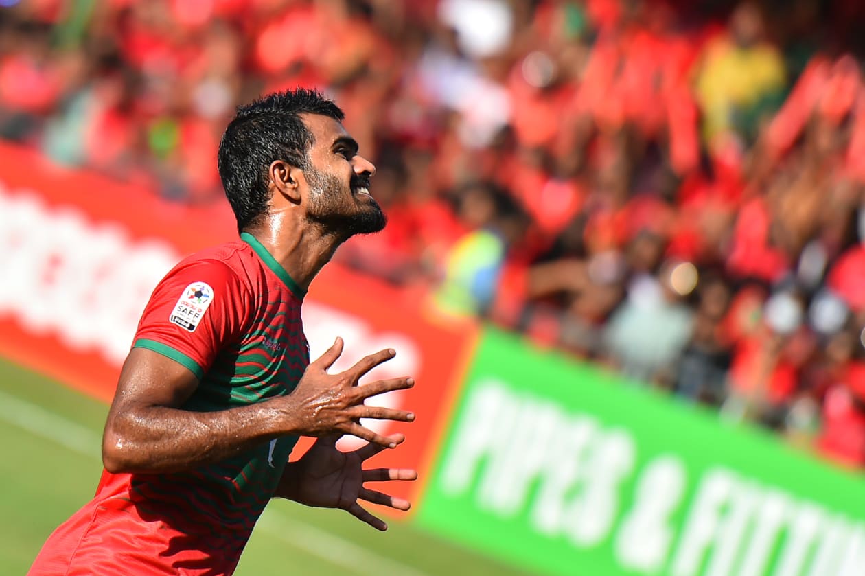 އޮކްޓޯބަރު 10، 2021: އުރީދޫ ސާފް ޗެމްޕިއަންޝިޕްގައި ރާއްޖެ އާއި ސްރީ ލަންކާ ބައްދަލުކުރި މެޗުގެ ތެރެއިން -- ފޮޓޯ: ހުސައިން ޝަޔާހު/އަދަދު