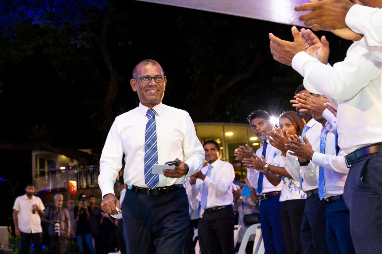 އޮގަސްޓް 15، 2023 - ދަ ޑިމޮކްރެޓްސް ގެ ރިޔާސީ މެނިފެސްޓޯ އިއުލާންކުރަން ސަލްޓަން ޕާކުގައި ބޭއްވި ރަސްމިއްޔާތުގެ ތެރެއިން؛ މައިގަނޑު ފަސް ބަޔަކަށް ބެހިފައިވާ މި މެނިފެސްޓޯ ލޯންޗް ކުރުމުގެ ރަސްމިއްޔާތުގައި ރައީސް ނަޝީދު ވަނީ ބައިވެރިވެވަޑައިންނަވައިފަ. ފޮޓޯ --- މުހައްމަދު ޝާބިން / އަދަދު