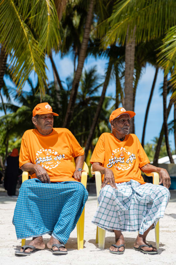 އޯގަސްޓު 7، 2023: މިއީ ބަނޑިދޫ.  ދ. އަތޮޅަށް ރައީސް ސޯލިހު ކުރެއްވި ކެމްޕޭން ދަތުރުފުޅުގެ ތެރެއިން. މި ދަތުރުގައި ރައީސް ވަނީ ރަށްރަށުގައި ތިއްބެވި އެމަނިކުފާނުގެ ސަޕޯޓަރުންނާއި ބައްދަލުކުރައްވައި އަންނަ އިންތިހާބާ ގުޅޭގޮތުން ވާހަކަ ދައްކަވާފައި. -- ފޮޓޯ: އަބްދުﷲ އިޔާން / އަދަދު 
