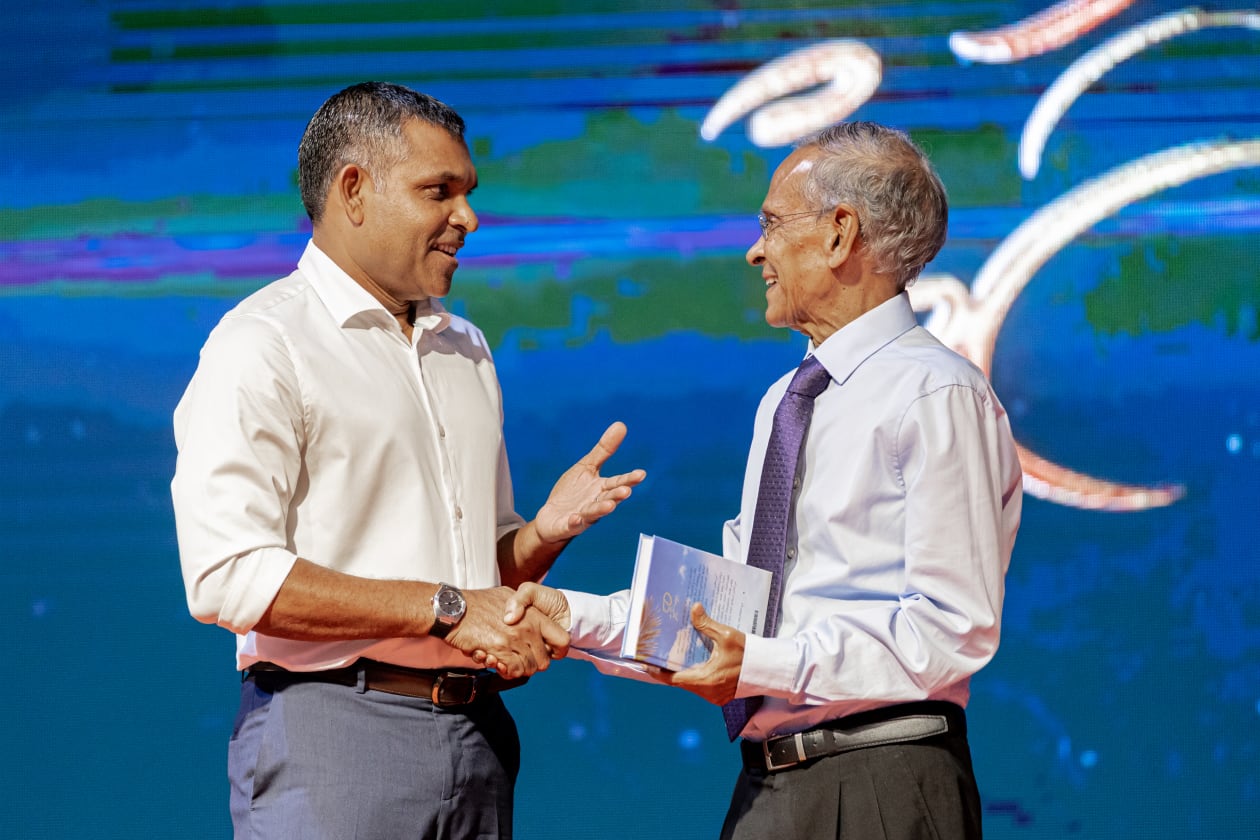 ޖުލައި 21, 2023 - ނައިބް ރައީސް ފައިސަލް ނަސީމްގެ 50 ވަނަ އުފަން ދުވަސް ފާހަގަކުރުމަށް ގިޔާސުއްދީން ސްކޫލުގައި ރޭ ބޭއްވި ހަފުލާގައި އެ ފޮތް ނެރެދެއްވީ އިސްލާމީ ޔުނިވާސިޓީގެ ޗާންސެލަރު އަދި ކުރީގެ ސްޕޯޓްސް މިނިސްޓަރު ޑރ. މުހައްމަދު ޒާހިރު ހުސެއިން އެވެ - ފޮޓޯ: އަބްދުﷲ އިޔާން / އަދަދު