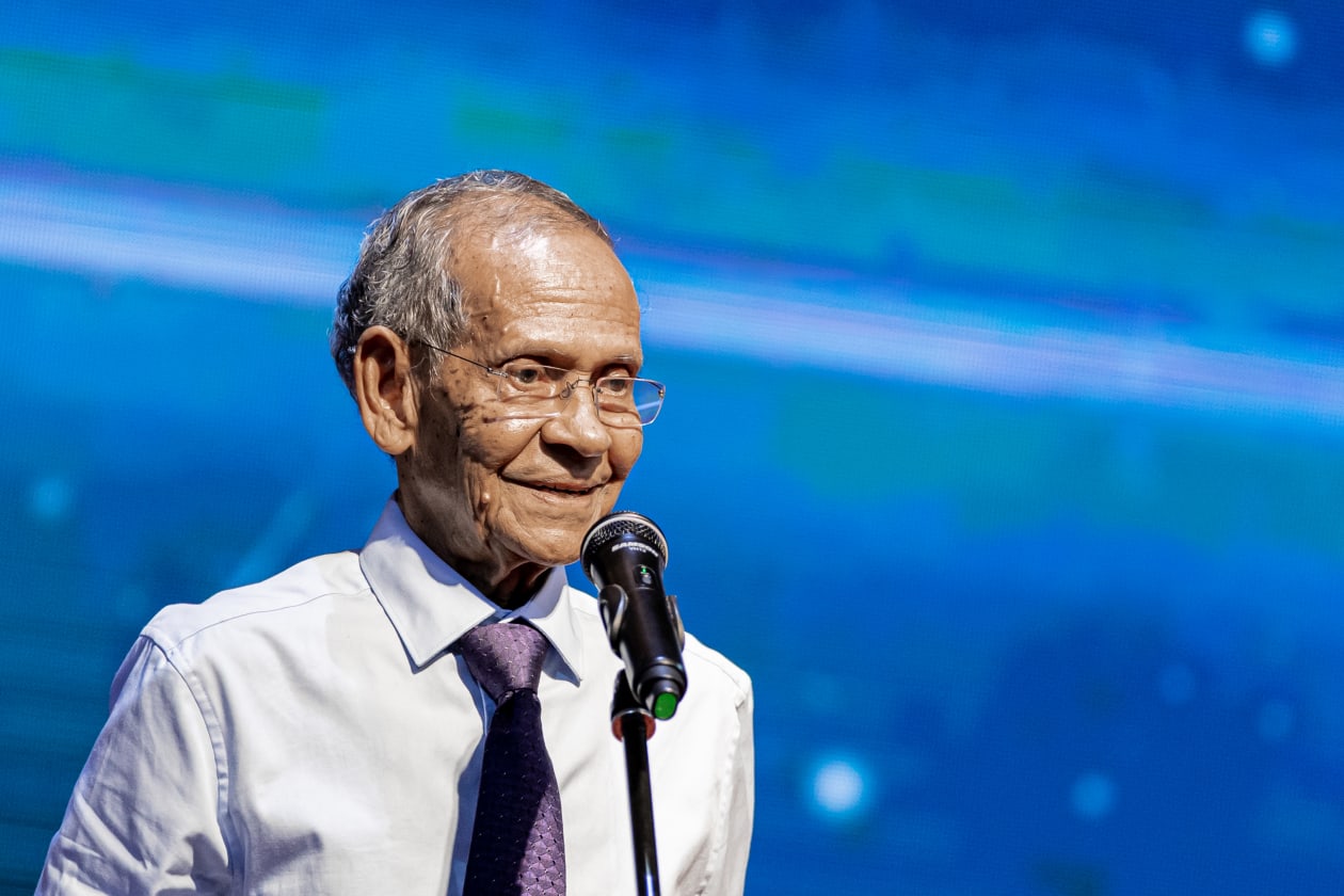 ޖުލައި 21, 2023 - ނައިބް ރައީސް ފައިސަލް ނަސީމްގެ 50 ވަނަ އުފަން ދުވަސް ފާހަގަކުރުމަށް ގިޔާސުއްދީން ސްކޫލުގައި ރޭ ބޭއްވި ހަފުލާގައި އެ ފޮތް ނެރެދެއްވީ އިސްލާމީ ޔުނިވާސިޓީގެ ޗާންސެލަރު އަދި ކުރީގެ ސްޕޯޓްސް މިނިސްޓަރު ޑރ. މުހައްމަދު ޒާހިރު ހުސެއިން އެވެ - ފޮޓޯ: އަބްދުﷲ އިޔާން / އަދަދު