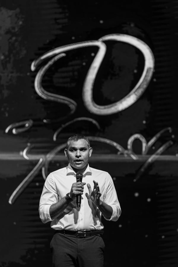 ޖުލައި 21, 2023 - ފައިސަލް މިރޭ ވިދާޅުވީ އޭނާގެ ހަޔާތުގައި ލިބުނު ހުރިހާ ކާމިޔާބެއްގެ ސިއްރަކީ އެކަންކަމުގައި އެހީތެރިވި އާއިލާ މެމްބަރުންނާއި އެކުވެރިން ކަމަށާއި، އެ ވާހަކަތައް ހިމަނައިގެން ފޮތެއް ނެރޭ މި މުނާސަބަތުގައި ބޭނުންވަނީ އެ ހުރިހާ މީހުންނަށް ޝުކުރު އަދާކުރާ ކަމަށް. - ފޮޓޯ: އަބްދުﷲ އިޔާން / އަދަދު