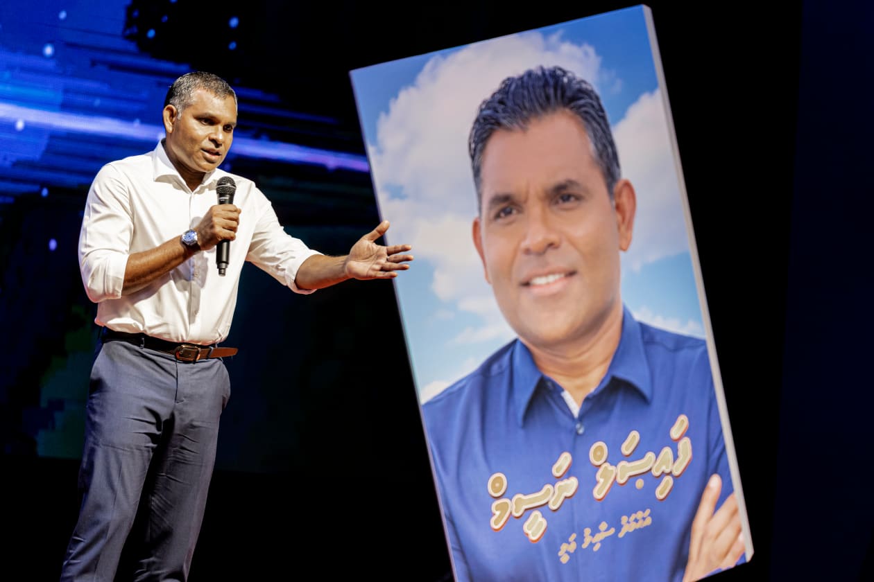 ޖުލައި 21, 2023 - ނައިބް ރައީސް ފައިސަލް ނަސީމްގެ 50 ވަނަ އުފަން ދުވަސް ފާހަގަކުރުމަށް ގިޔާސުއްދީން ސްކޫލުގައި ރޭ ބޭއްވި ހަފުލާގައި އެ ފޮތް ނެރެދެއްވީ އިސްލާމީ ޔުނިވާސިޓީގެ ޗާންސެލަރު އަދި ކުރީގެ ސްޕޯޓްސް މިނިސްޓަރު ޑރ. މުހައްމަދު ޒާހިރު ހުސެއިން އެވެ - ފޮޓޯ: އަބްދުﷲ އިޔާން / އަދަދު