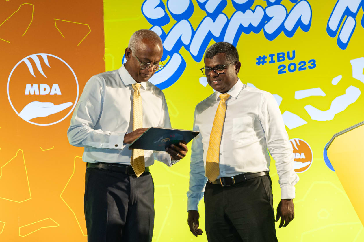 އޯގަސްޓު 7، 2023: ކުޑަހުވަދޫގައި ބޭއްވި ޖަލްސާގައި ރައީސް ސޯލިހުގެ ނިފެސްޓޯ އެ މަނިކުފާނު އިފުތިތާހުކޮށް ދެއްވަނީ. -- ފޮޓޯ: އަބްދުﷲ އިޔާން / އަދަދު 