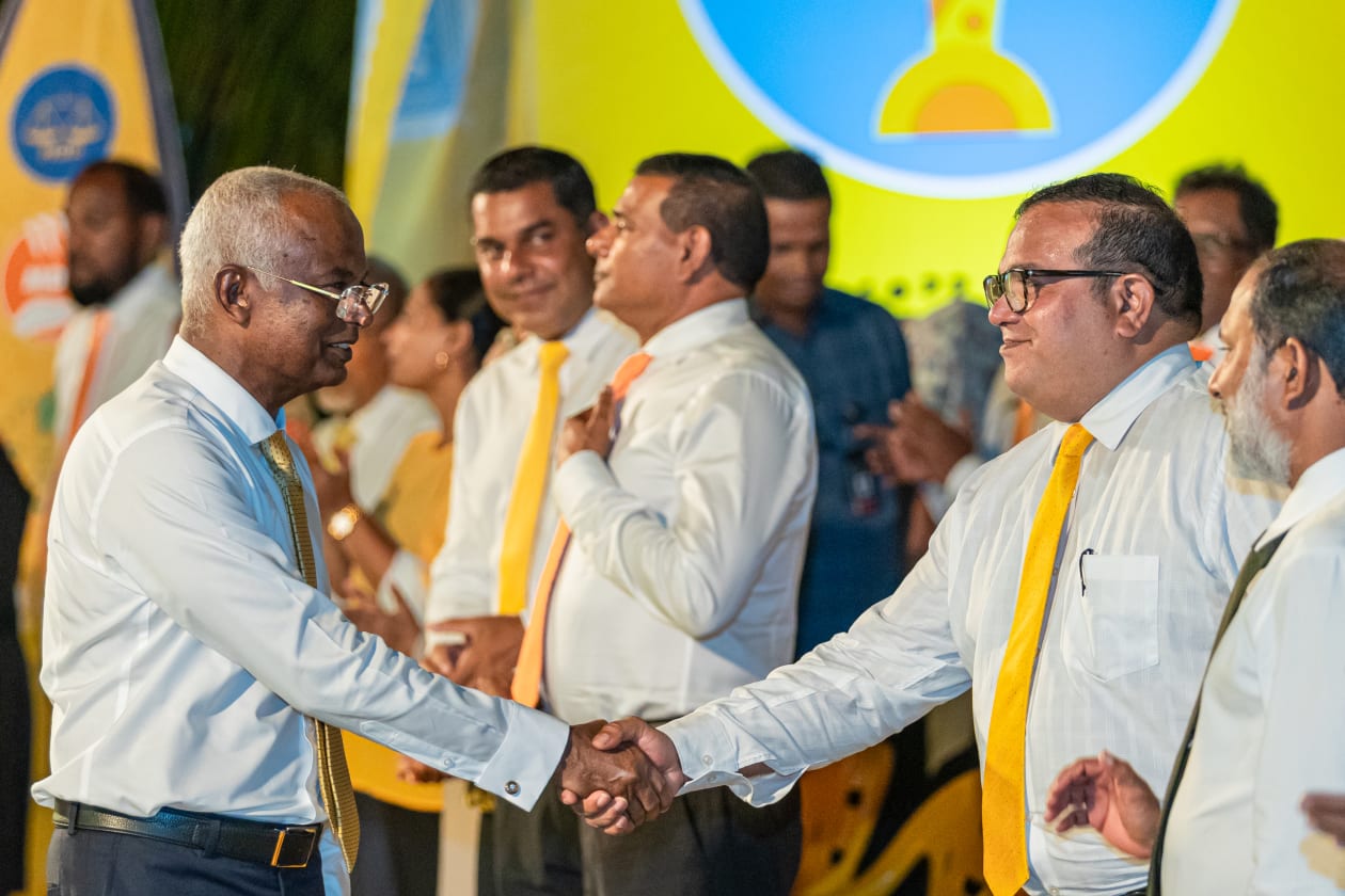 އޯގަސްޓު 7، 2023: ދ. ކުޑަހުވަދޫގައި ބޭއްވި ޖަލްސާގައި ރައީސް ސޯލިހު ވާހަކަ ދެއްކެވުމަށް ފަހު ރަނިންމޭޓު އަސްލަމްއާ ސަލާމް ކުރައްވަނީ.-- ފޮޓޯ: އަބްދުﷲ އިޔާން / އަދަދު 