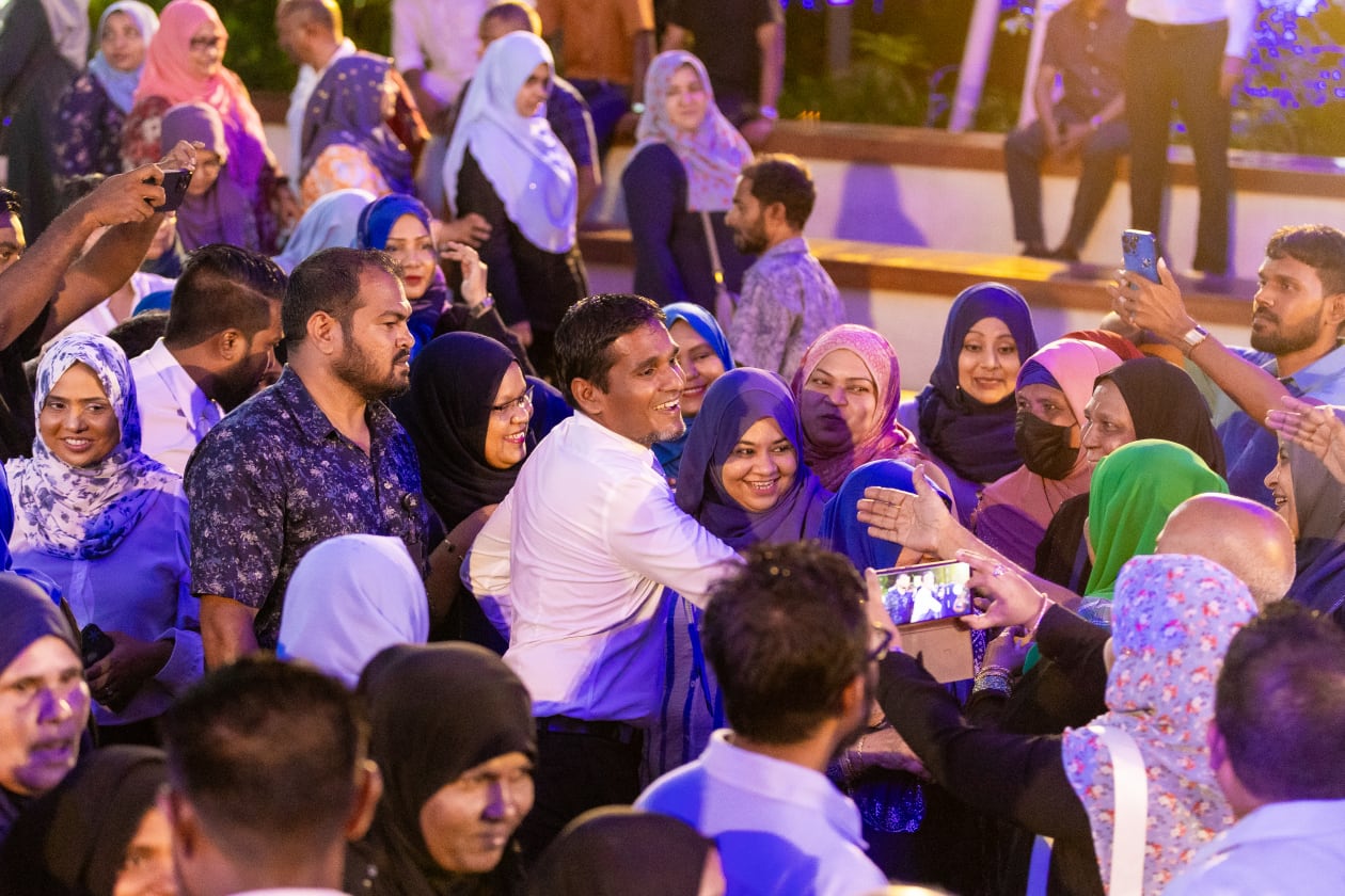 އޮގަސްޓް 15، 2023 - ދަ ޑިމޮކްރެޓްސް ގެ ރިޔާސީ މެނިފެސްޓޯ އިއުލާންކުރަން ސަލްޓަން ޕާކުގައި ބޭއްވި ރަސްމިއްޔާތުގެ ތެރެއިން؛ މައިގަނޑު ފަސް ބަޔަކަށް ބެހިފައިވާ މި މެނިފެސްޓޯ ލޯންޗް ކުރުމުގެ ރަސްމިއްޔާތުގައި ރައީސް ނަޝީދު ވަނީ ބައިވެރިވެވަޑައިންނަވައިފަ. ފޮޓޯ --- މުހައްމަދު ޝާބިން / އަދަދު
