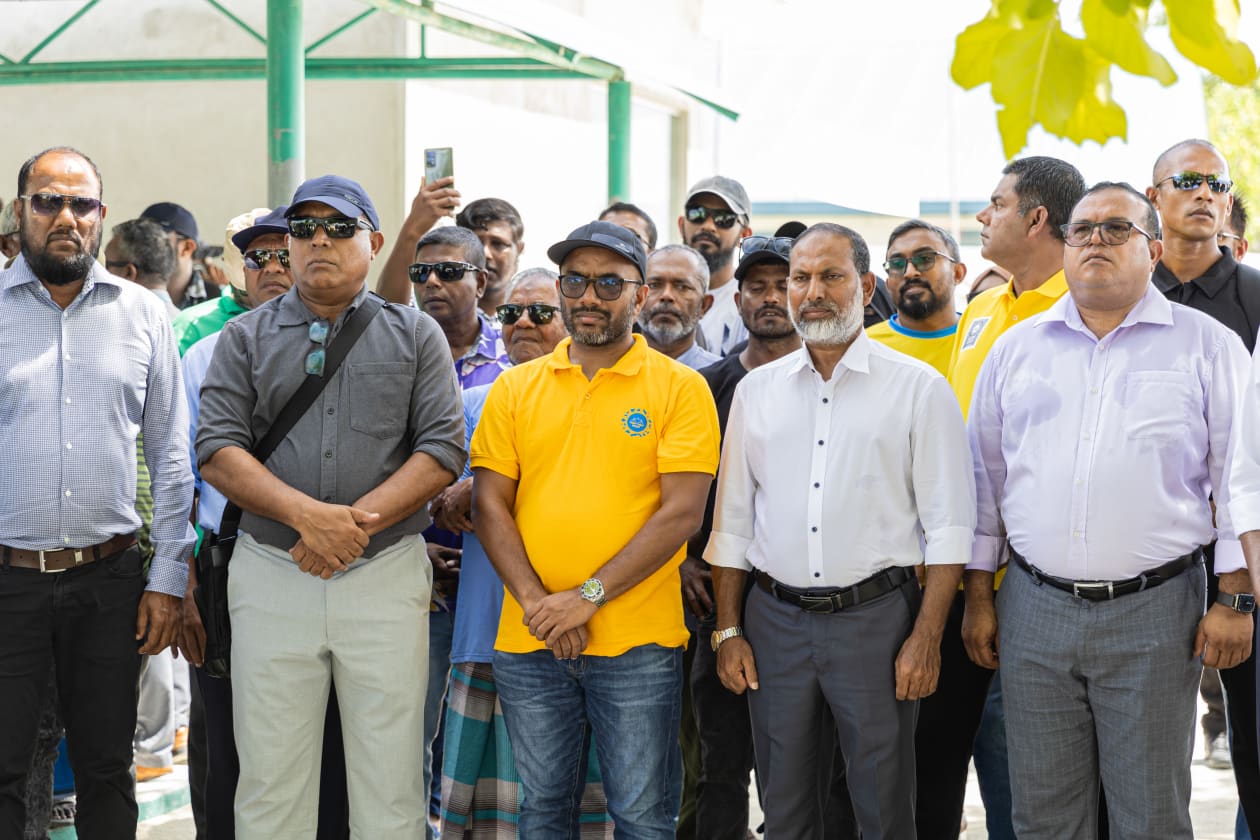 ރިޔާސީ އިންތިހާބުގައި އެމްޑީޕީގެ ޓިކެޓުގައި ވާދަ ކުރައްވާ ރައީސް އިބްރާހިމް މުހައްމަދު ސޯލިހު ހުވަދު އަތޮޅަށް ކުރައްވަމުން ގެންދަވާ ކެމްޕޭނު ދަތުރުގައި އެ މަނިކުފާނުގެ އަރިހުގައި ވަޑައިގަންނަވާ ބައެއް ބޭފުޅުން ގދ. މަޑަވެލީގައި. އެ ރަށުގައި ރައީސްގެ ޖަލްސާ ބާއްވަން ތައްޔާރުކޮށްފައި ހުރި ތަން އަންދާލުމުން ޖަލްސާ ބޭއްވީ ގަހެއްގެ ހިޔަލުގައި. -- ފޮޓޯ: އަބްދުﷲ އިޔާން / އަދަދު
