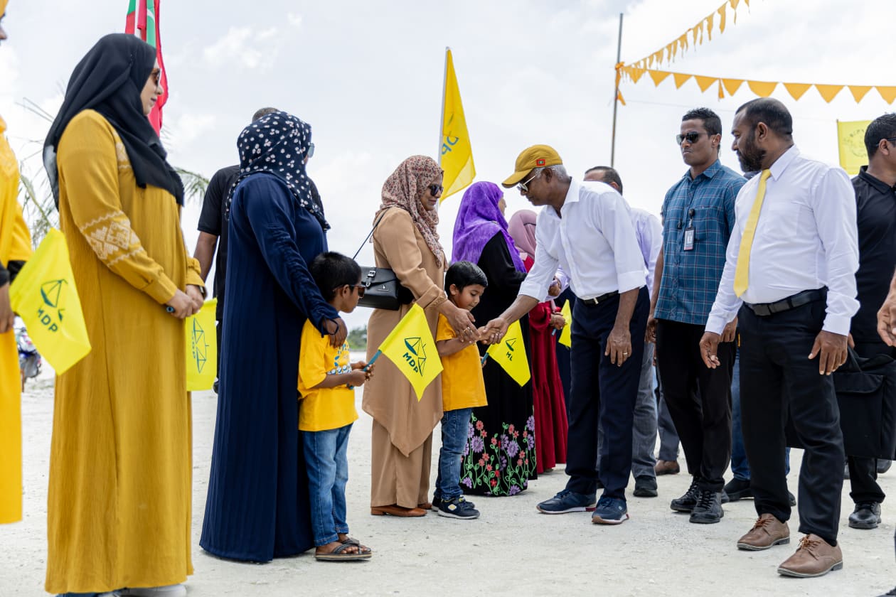 ރިޔާސީ އިންތިހާބުގައި އެމްޑީޕީގެ ޓިކެޓުގައި ވާދަކުރައްވާ ރައީސް އިބްރާހިމް މުހައްމަދު ސޯލިހު. މިހާރު އެ މަނިކުފާނު ކެމްޕޭނު ކުރައްވަމުން ގެންދަވަނީ ހުވަދޫ އަތޮޅުގައި.-- ފޮޓޯ: އަބްދުﷲ އިޔާން / އަދަދު