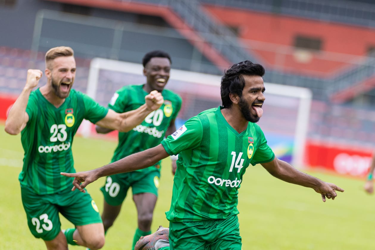 މާލެ - (ސެޕްޓެމްބަރު 20) - އޭއެފްސީ ކަޕް ފުޓްބޯޅަ މުބާާރާތުގައި މި ފަހަރު ރާއްޖޭގެ މާޒިޔާ ސްޕޯޓްސް އެންޑް ރެކްރިއޭޝަނުން ކުޅުނު ފުރަތަމަ މެޗުގައި ވަނީ ބަންގްލަދޭޝްގެ ބަޝުންދަރާ ކިންގްސް އަތުން 3-1 އިން މޮޅުވެފައި: މިއީ ރާއްޖޭގެ ކްލަބަކުން ބަޝުންދަރާއާ ދެކޮޅަށް ކުޅުނު މެޗަކުން މޮޅުވި ފުރަތަމަ ފަހަރު: މާޒިޔާގެ ދެ ވަނަ ގޯލު ޖެހުމަށް ފަހު އެ ޓީމުގެ ހަސަން ނަޒީމް (ޗޯޓު) އުފާފާޅުކުރަނީ.-- ފޮޓޯ: އަބްދުﷲ އިޔާން/ އަދަދު