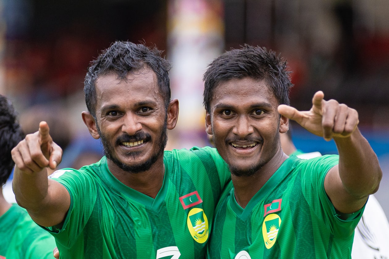 މާލެ - (ސެޕްޓެމްބަރު 20) - އޭއެފްސީ ކަޕް ފުޓްބޯޅަ މުބާާރާތުގައި މި ފަހަރު ރާއްޖޭގެ މާޒިޔާ ސްޕޯޓްސް އެންޑް ރެކްރިއޭޝަނުން ކުޅުނު ފުރަތަމަ މެޗުގައި ވަނީ ބަންގްލަދޭޝްގެ ބަޝުންދަރާ ކިންގްސް އަތުން 3-1 އިން މޮޅުވެފައި: މިއީ ރާއްޖޭގެ ކްލަބަކުން ބަޝުންދަރާއާ ދެކޮޅަށް ކުޅުނު މެޗަކުން މޮޅުވި ފުރަތަމަ ފަހަރު: މާޒިޔާގެ ތިން ވަނަ ގޯލު ޖެހި ސެންޓޭ (ވ)އާ އެކު އެ ގޯލު ޖަހަން ފުރުސަތު ތަނަވަސްކޮށްދިން ދާދު އުފާފާޅުކުރަނީ.-- ފޮޓޯ: އަބްދުﷲ އިޔާން/ އަދަދު