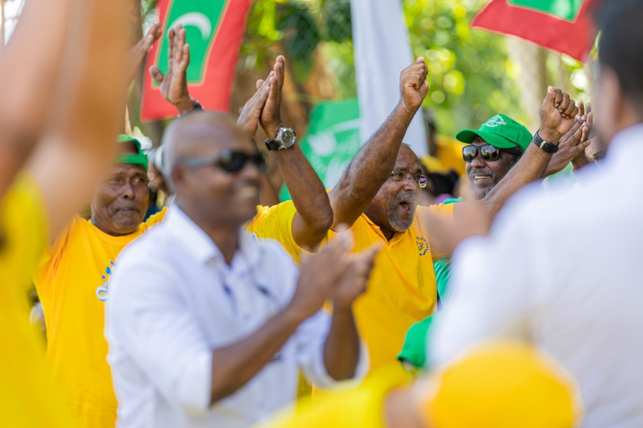 އޮގަސްޓް 16، 2023 - ރިޔާސީ އިންތިހާބަށް ކެމްޕޭން ކުރެއްވުމުގެ ގޮތުން ރައީސް ސޯލިހް އއ. އަތޮޅަށް ކުރެއްވި ދަތުރުފުޅުގެ ތެރެއިން؛ ރައީސް ސޯލިހު ވަނީ އއ. އަތޮޅުގެ 7 ރަށަކަށް ޒިޔާރަތްކޮށް ރައްޔިތުންނާއި ބައްދަލުކުރައްވާފަ --.-- ފޮޓޯ: އަބްދުﷲ އިޔާން / އަދަދު