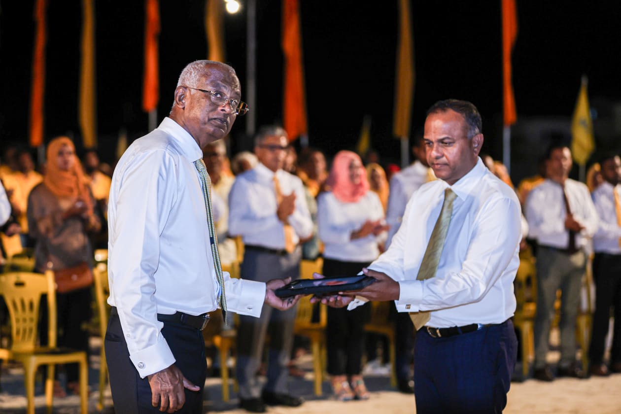 އޮގަސްޓް 16، 2023 - ރިޔާސީ އިންތިހާބަށް ކެމްޕޭން ކުރެއްވުމުގެ ގޮތުން ރައީސް ސޯލިހް އއ. އަތޮޅަށް ކުރެއްވި ދަތުރުފުޅުގެ ތެރެއިން؛ ރައީސް ސޯލިހު ވަނީ އއ. އަތޮޅުގެ 7 ރަށަކަށް ޒިޔާރަތްކޮށް ރައްޔިތުންނާއި ބައްދަލުކުރައްވާފަ --.-- ފޮޓޯ: އަބްދުﷲ އިޔާން / އަދަދު