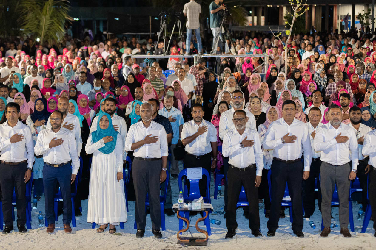 އޮގަސްޓް 21، 2023 - ހުޅުމާލޭ ފޭސް ދޭއްގައި ގިނަ އަދަދެއްގެ ސަޕޯޓަރުންގެ ކުރިމަތީ މުއިއްޒު ވަނީ ޕީޕީއެމް/ޕީއެންސީން އިންތިހާބަށް ހުށަހަޅާ "ދިވެހީންގެ ރާއްޖެ" މެނިފެސްޓޯ ލޯންޗުކޮށްފަ އެވެ --- ފޮޓޯ: އަބްދުالله އިޔާން/އަދަދު