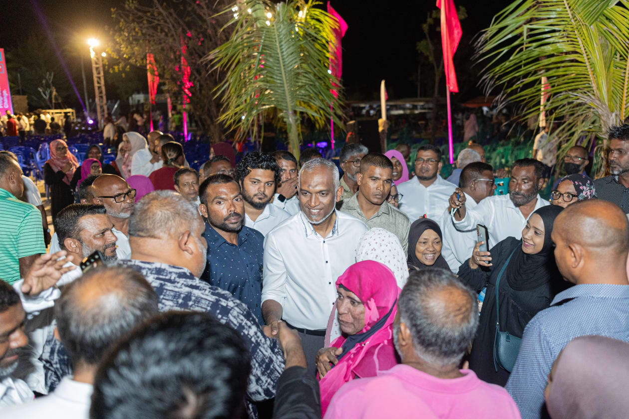 އޮގަސްޓް 21، 2023 - ހުޅުމާލޭ ފޭސް ދޭއްގައި ގިނަ އަދަދެއްގެ ސަޕޯޓަރުންގެ ކުރިމަތީ މުއިއްޒު ވަނީ ޕީޕީއެމް/ޕީއެންސީން އިންތިހާބަށް ހުށަހަޅާ "ދިވެހީންގެ ރާއްޖެ" މެނިފެސްޓޯ ލޯންޗުކޮށްފަ އެވެ --- ފޮޓޯ: އަބްދުالله އިޔާން/އަދަދު