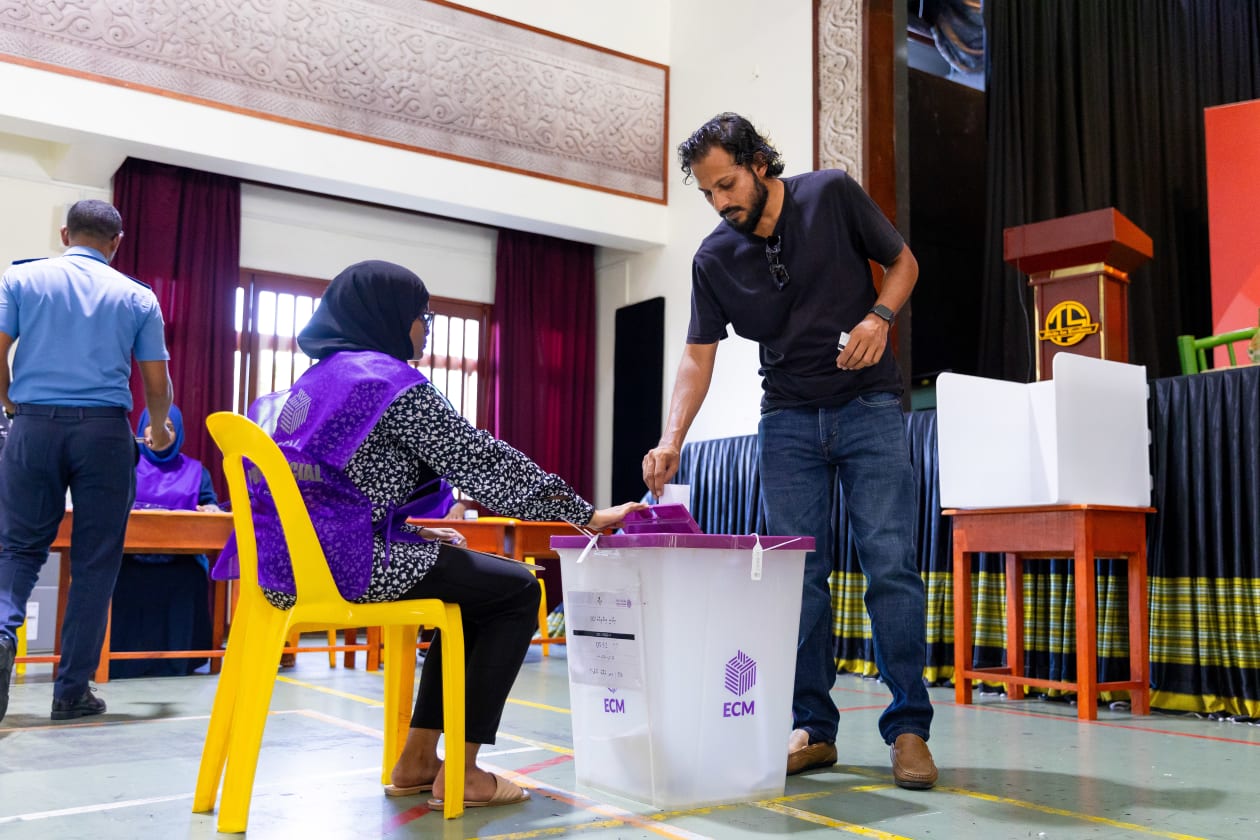 ފޮޓޯ؛ ރިޔާސީ އިންތިހާބުގެ ވޯޓުލުން ކުރިއަށް!