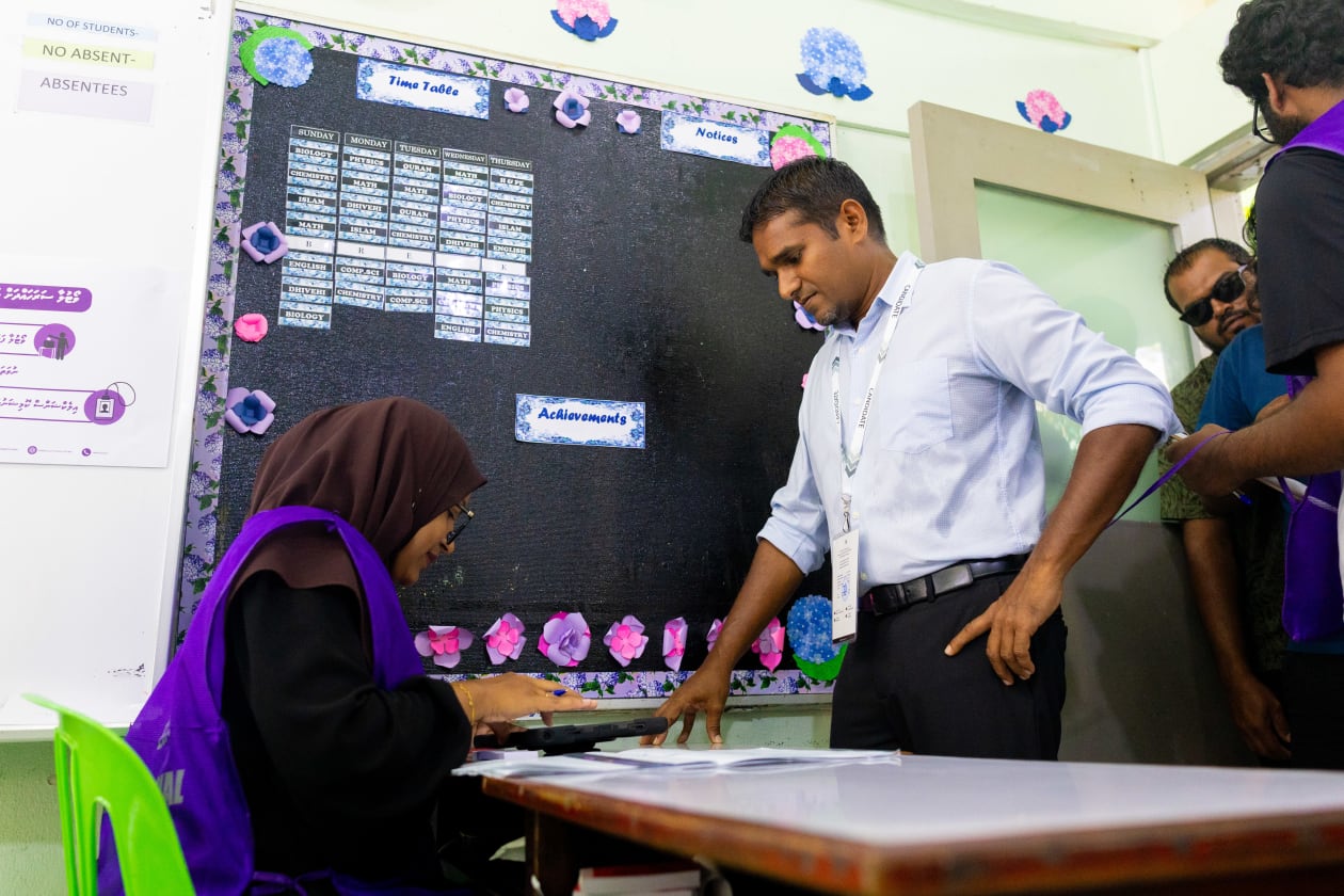ރިޔާސީ އިންތިހާބުގެ ވޯޓުލުން ފެށިގެން ކުރިއަށްދާއިރު އިންތިހާބުގައި ވާދަކުރާ ގިނަ ކެންޑިޑޭޓުން ވަނީ މިހާރު ވޯޓުލާފަ. 4 ޖަހާއިރު ވޯޓު ފޮށިތަށް ބަންދު ކުރާއިރު މެންދުރު ވަގުތަށް ކިޔުތަށް ވަނީ ކުޑަވެފަ --- ފޮޓޯ؛ މުހައްމަދު ޝާބިން، އަބްދުﷲ އިޔާން / އަދަދު