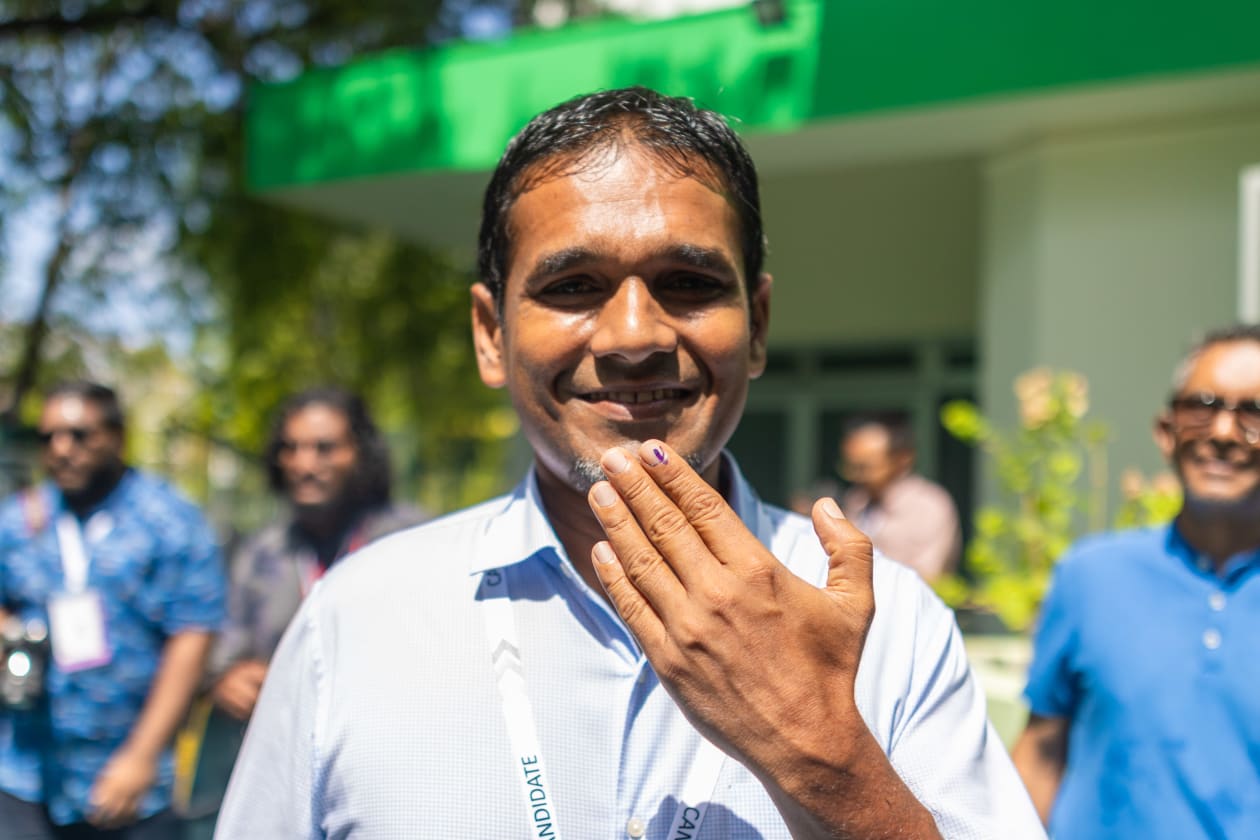 ރިޔާސީ އިންތިހާބުގެ ވޯޓުލުން ފެށިގެން ކުރިއަށްދާއިރު އިންތިހާބުގައި ވާދަކުރާ ގިނަ ކެންޑިޑޭޓުން ވަނީ މިހާރު ވޯޓުލާފަ. 4 ޖަހާއިރު ވޯޓު ފޮށިތަށް ބަންދު ކުރާއިރު މެންދުރު ވަގުތަށް ކިޔުތަށް ވަނީ ކުޑަވެފަ --- ފޮޓޯ؛ މުހައްމަދު ޝާބިން، އަބްދުﷲ އިޔާން / އަދަދު