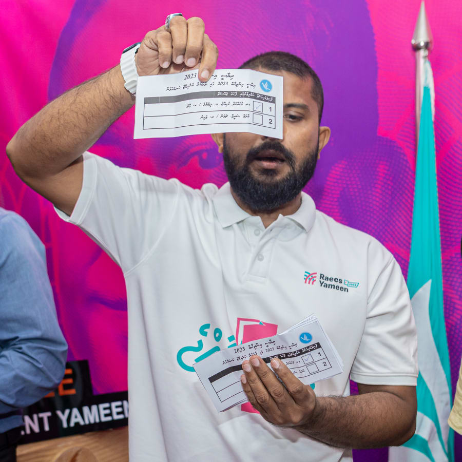 މިއަދު ހަވީރު ބޭއްވި ޕްރައިމަރީ މުއިއްޒު ކާމިޔާބު ކުރެއްވީ ޕީއެންސީގެ ސެނެޓުގެ 47 މެމްބަރުން ތެރެއިން 25 ވޯޓުންނެވެ. މުއިއްޒުއާ ވާދަ ކުރެއްވި، ރައްޔިތުންގެ މަޖިލީހުގެ މަޑުއްވަރީ ދާއިރާގެ މެމްބަރު އަދި ކުރީގެ ޑިފެންސް މިނިސްޓަރު އާދަމް ޝަރީފަށް ލިބިވަޑައިގަތީ 23 ވޯޓެވެ. - ފޮޓޯ: އަބްދުﷲ އިޔާން / އަދަދު