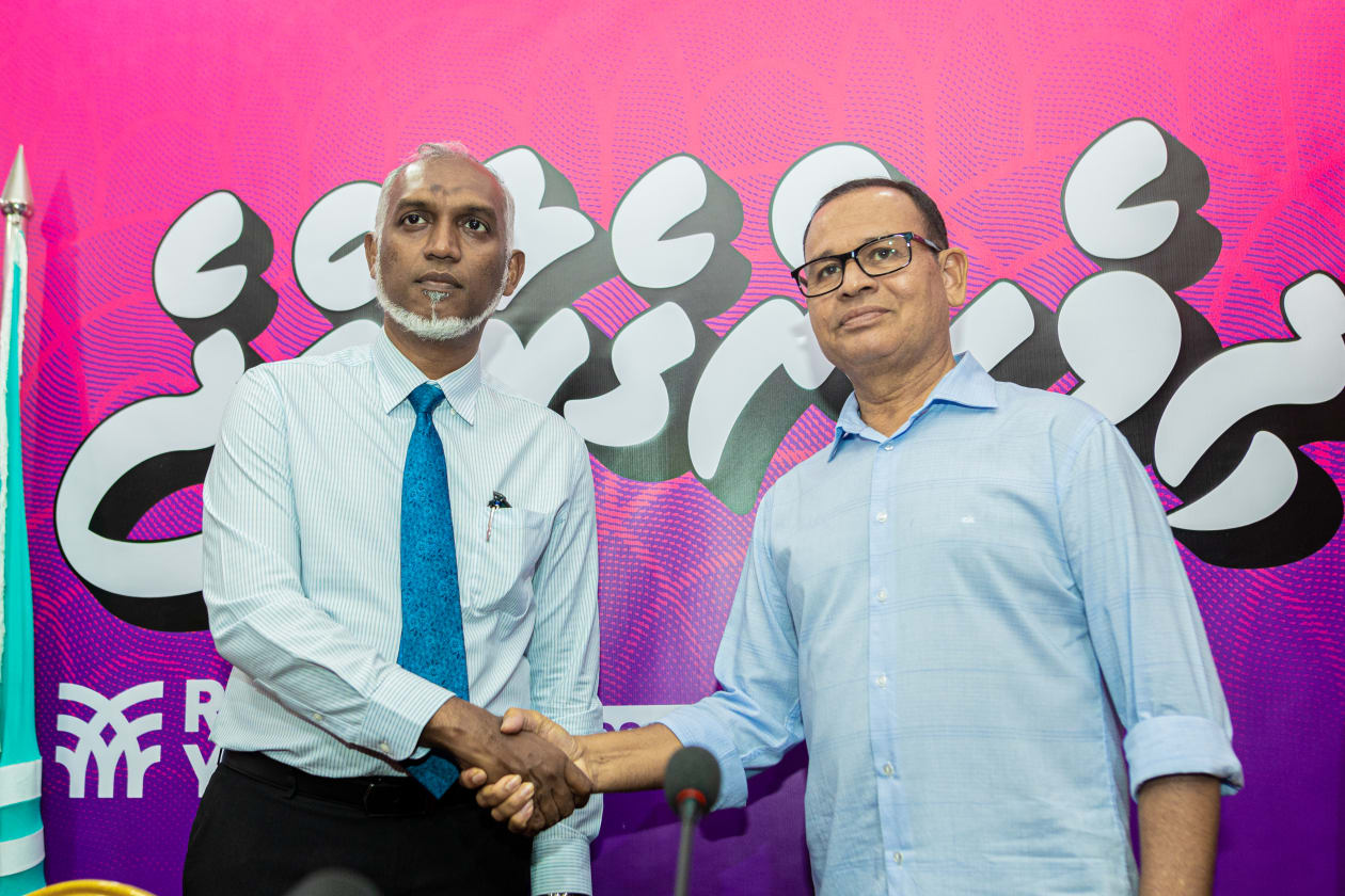 މިއަދު ހަވީރު ބޭއްވި ޕްރައިމަރީ މުއިއްޒު ކާމިޔާބު ކުރެއްވީ ޕީއެންސީގެ ސެނެޓުގެ 47 މެމްބަރުން ތެރެއިން 25 ވޯޓުންނެވެ. މުއިއްޒުއާ ވާދަ ކުރެއްވި، ރައްޔިތުންގެ މަޖިލީހުގެ މަޑުއްވަރީ ދާއިރާގެ މެމްބަރު އަދި ކުރީގެ ޑިފެންސް މިނިސްޓަރު އާދަމް ޝަރީފަށް ލިބިވަޑައިގަތީ 23 ވޯޓެވެ. - ފޮޓޯ: އަބްދުﷲ އިޔާން / އަދަދު