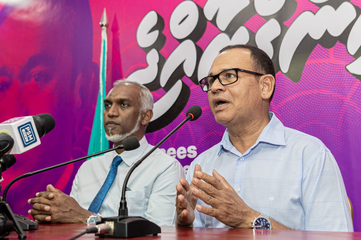 މިއަދު ހަވީރު ބޭއްވި ޕްރައިމަރީ މުއިއްޒު ކާމިޔާބު ކުރެއްވީ ޕީއެންސީގެ ސެނެޓުގެ 47 މެމްބަރުން ތެރެއިން 25 ވޯޓުންނެވެ. މުއިއްޒުއާ ވާދަ ކުރެއްވި، ރައްޔިތުންގެ މަޖިލީހުގެ މަޑުއްވަރީ ދާއިރާގެ މެމްބަރު އަދި ކުރީގެ ޑިފެންސް މިނިސްޓަރު އާދަމް ޝަރީފަށް ލިބިވަޑައިގަތީ 23 ވޯޓެވެ. - ފޮޓޯ: އަބްދުﷲ އިޔާން / އަދަދު